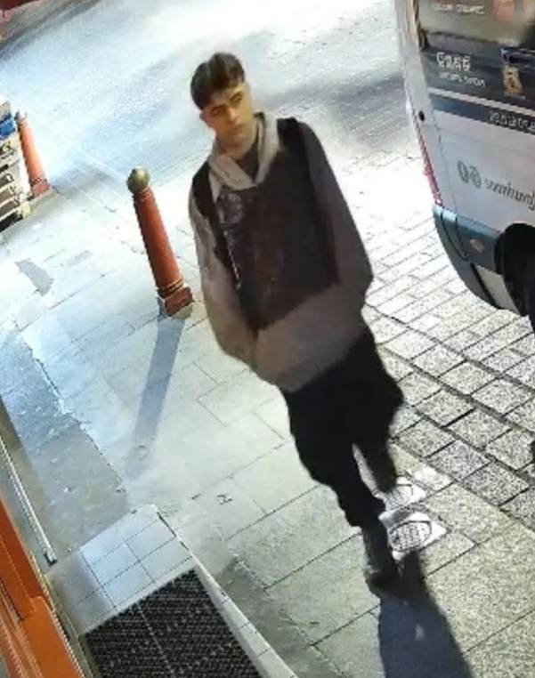 TheGNPE's tweet photo. POLICE HUNT FOR MAN AFTER WOMAN RAPED (please share)

Police release CCTV after woman raped at London tourist hotspot

Detectives have issued images of a man they want to speak to and asked anyone who recognises him to come forward

The Met is treating the report as rape and says the victim is being supported by specialist officers

Anyone with information can contact police or call Crimestoppers anonymously on 0800 555 111