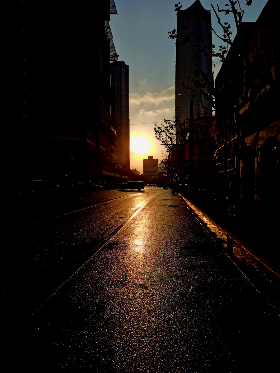 NuralamWulanda1's tweet photo. Chasing the golden hour glow down the city lane — just a random moment that hits different when the light’s right https://t.co/PYmjWpChKu