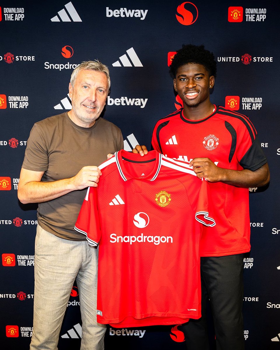TouchlineX's tweet photo. 🚨 𝗢𝗙𝗙𝗜𝗖𝗜𝗔𝗟: Manchester United have announced that Carlos Baleba will be unveiled at Old Trafford before kick-off vs. Ipswich on Sunday. https://t.co/RzfNb2OQUu