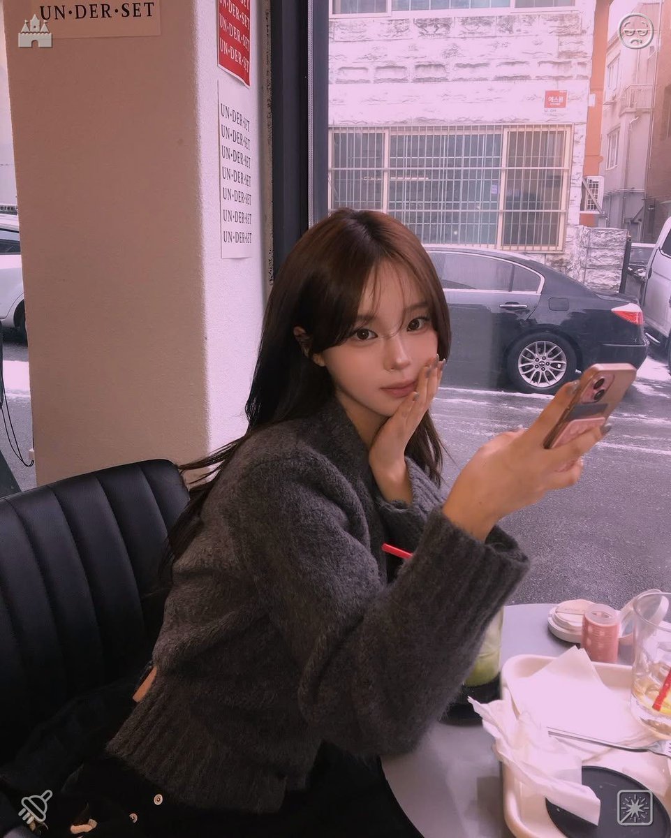HanaPmdd's tweet photo. 🚶Grape wine Wine is readyOlive salad HealthyShe bought a hot chocolate and a Christmas ornament, taking photos of them with her outfit. The festive decorations added a cheerful touch, making the photos feel warm and holiday-themed. https://t.co/ggCPjmx19p