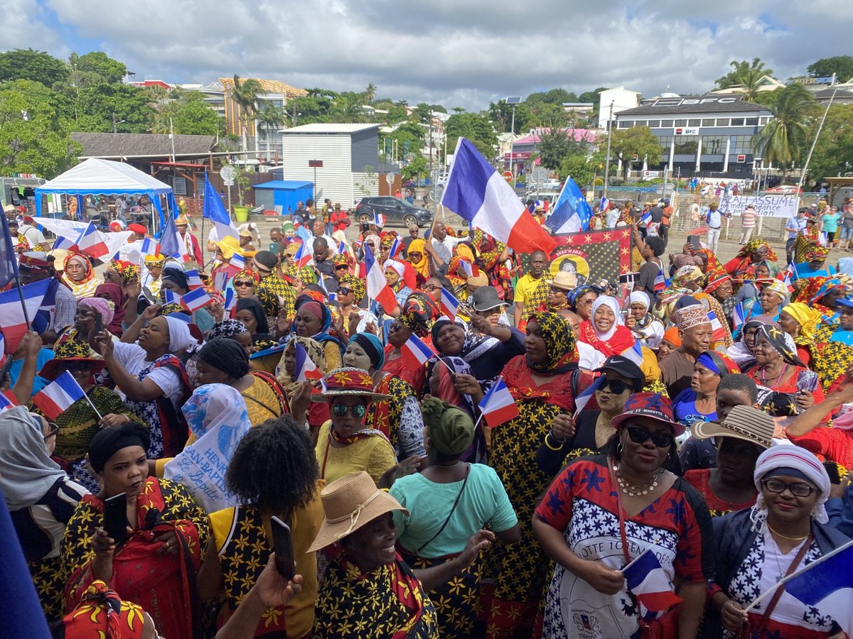 DeputeeEstelle's tweet photo. #Mayotte est française depuis 1841, elle l'est restée par la volonté de nos aïeux Mahorais qui ont voté pour choisir encore et encore la #France par référendums en 1974 et 1976 grâce au droit des peuples à disposer d'eux-mêmes. 🇾🇹🇨🇵

 #MayotteEstFrançaise et reconnue comme telle par l'#UE, #ONU et la majorité de la communauté internationale. 
Parce que les uns et les autres savent qu'en #DroitInternational, les résolutions de l’Assemblée générale (qui n'est pas le Conseil de sécurité) des Nations Unies n’ont pas force obligatoire. Que l'Assemblée Générale des Nations Unies est dépourvue de tout pouvoir de trancher des litiges territoriaux internationaux. 

Et que la décision du comité d'admission (ou la résolution 376 du 17 octobre 1975 du conseil de sécurité) recommandant l'admission des Comores à l'ONU ne mentionne à aucun moment les frontières du nouvel État. 

Hâte que @EmmanuelMacron @SebLecornu @francediplo le rappellent au @gouvkm pour enfin mettre un terme aux revendications territoriales infondées et #Ingérences  comoriennes sur notre territoire national. 

Il faut dénoncer haut et fort la #Déstabilisation de #Mayotte,  l'instrumentalisation des #FluxMigratoires orchestrée par #Moroni. 

Il faut sanctionner les #Comores. 

En suspendant l'aide au développement, peut être ?