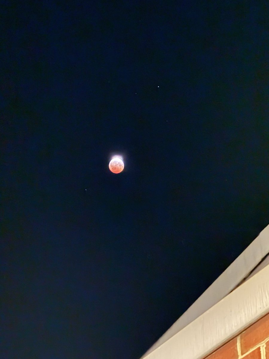 winterayyw's tweet photo. oh yea forgot to post the pictures of the lunar eclipse last night https://t.co/s7h2RCTEQl