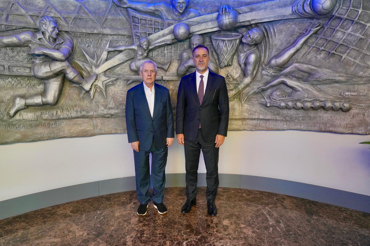 BBvolkanyilmaz's tweet photo. Ülkemizin güzide spor kulüplerinden Fenerbahçe Spor Kulübü Başkanı Aziz Yıldırım’ı ziyaret ettik. 

Sporun, rekabetle birlikte  dostluk ve kardeşliğe hizmet eden en güçlü ortak değerlerimizden biri olduğuna inanıyoruz.

Misafirperverliğinden dolayı teşekkür eder, başarı ve kolaylıklar dileriz.