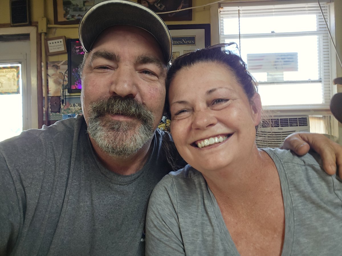 taylorbilt's tweet photo. My wife just picked me up from my rig.... My first words were, "Hey Babe, I missed ya." as I hugged her...... 

Her first words were, "Happy Anniversary. " 

Funny thing is, she's the one who usually forgets...lol https://t.co/TRQDO2hWUy