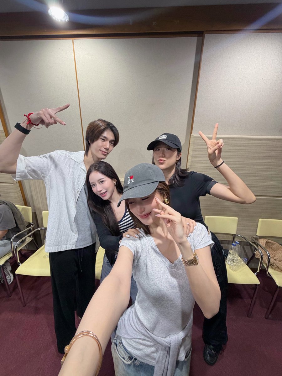 PhuwinOfficial's tweet photo. หลังซ้อม                          หลังเวที

กับพี่ๆ เฟย์ ฟาง แก้ว

IG : fayefayeye

❥@phuwintang🍯
#phuwintang
#PondPhuwinConcert https://t.co/jz9ryU5Wrz