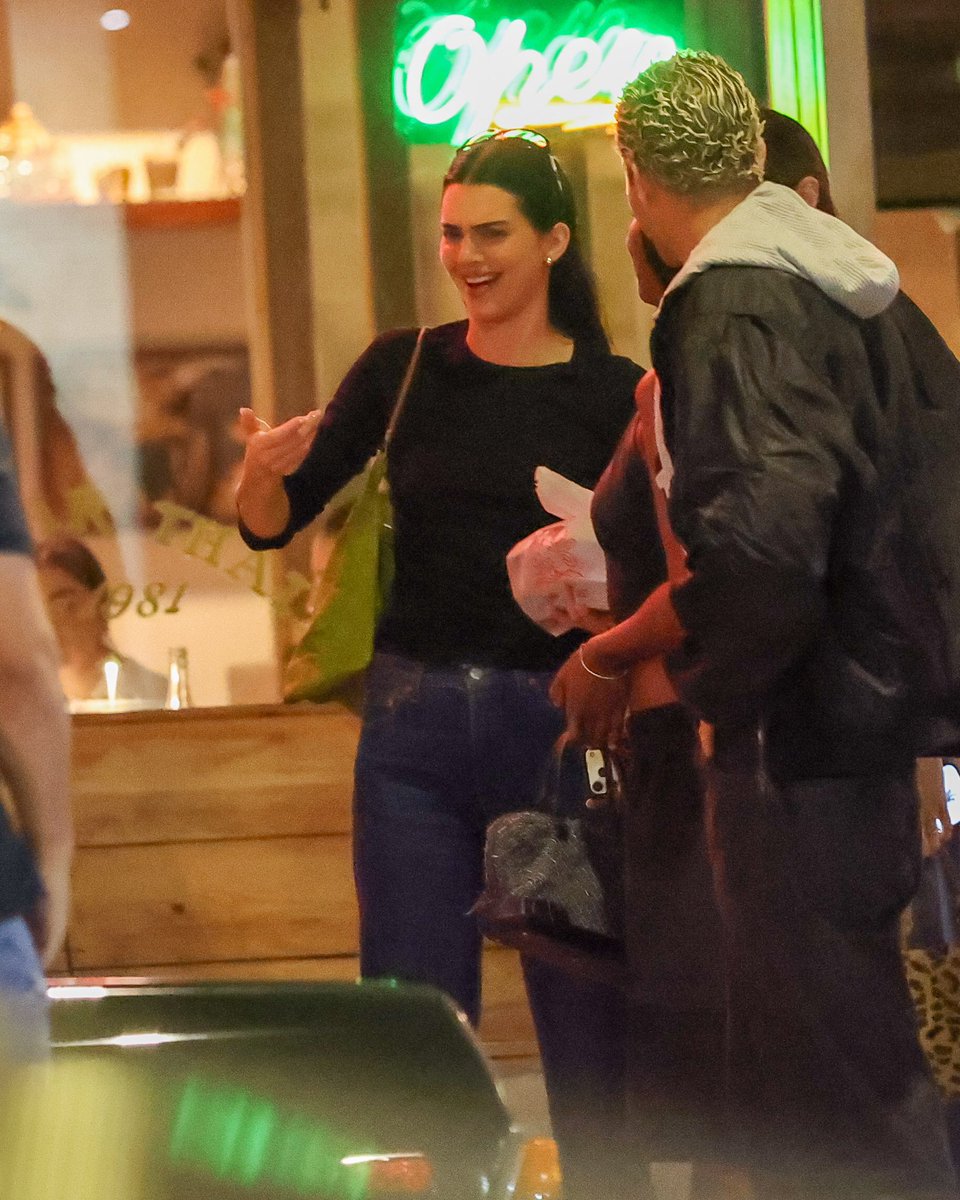 _kendallupdates's tweet photo. Kendall Jenner in giro con i suoi amici a Los Angeles (26 agosto 2026) https://t.co/MDuUaHlDwt
