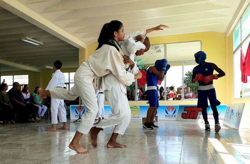 comb3inderjigua's tweet photo. Guantánamo alista sus escuelas deportivas. Presencialidad para los de primer año; el resto, desde sus territorios. Cada lugar forma sus atletas. El deporte crece donde la voluntad no se rinde. #DeporteCubano #Guantánamo #InderJiguaní https://t.co/goQam2HCOi