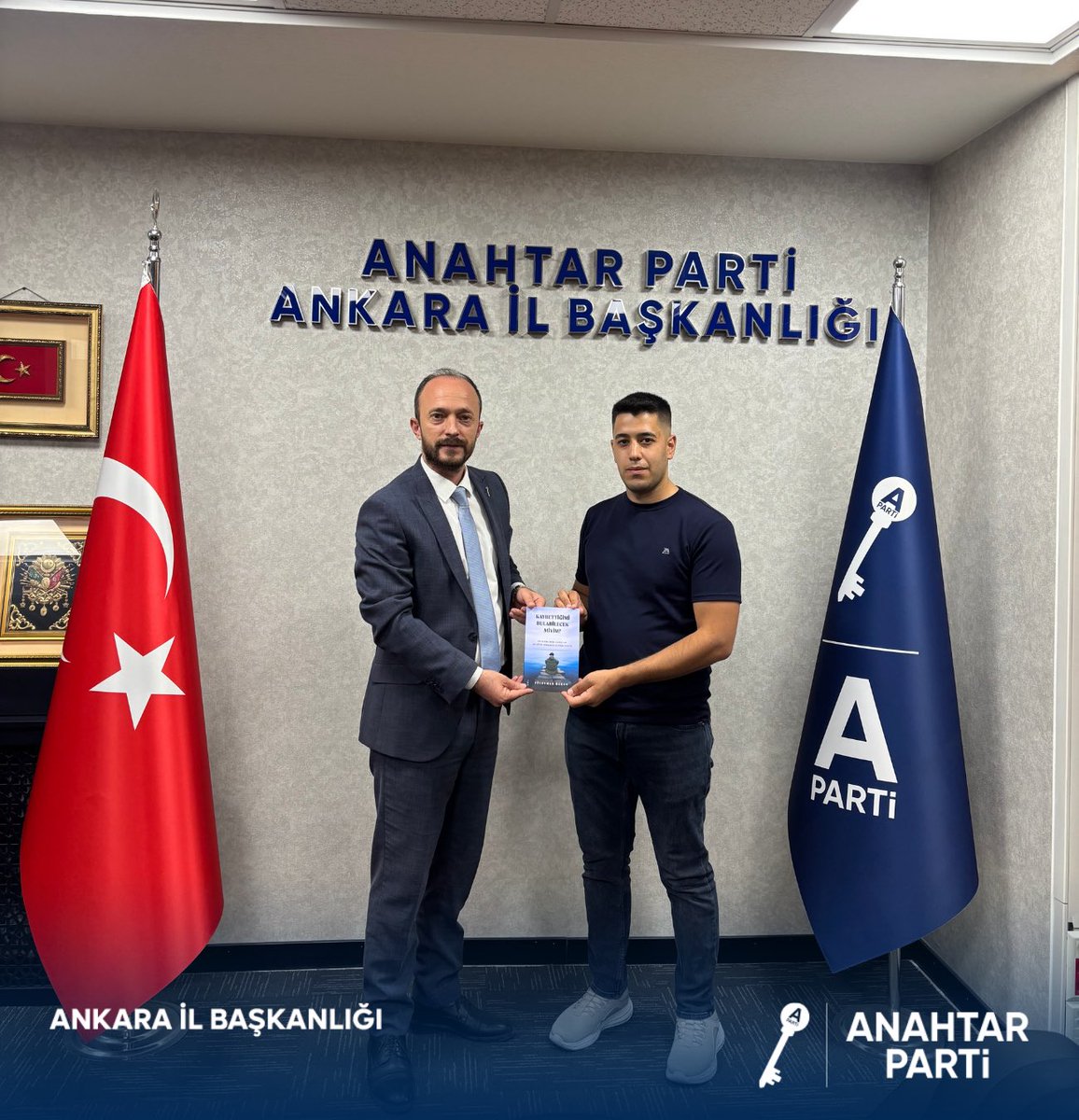 anahtarparti06's tweet photo. Ankara İl Başkanımız Sayın Ömer Korkmaz, yazar Süleyman Özkan ile İl Başkanlığımızda bir araya geldi.

Gerçekleştirilen görüşmede karşılıklı fikir alışverişinde bulunuldu. Nazik ziyaretleri ve takdim ettiği kıymetli eseri için Sayın Süleyman Özkan’a teşekkür ediyor, çalışmalarında başarılar diliyoruz.