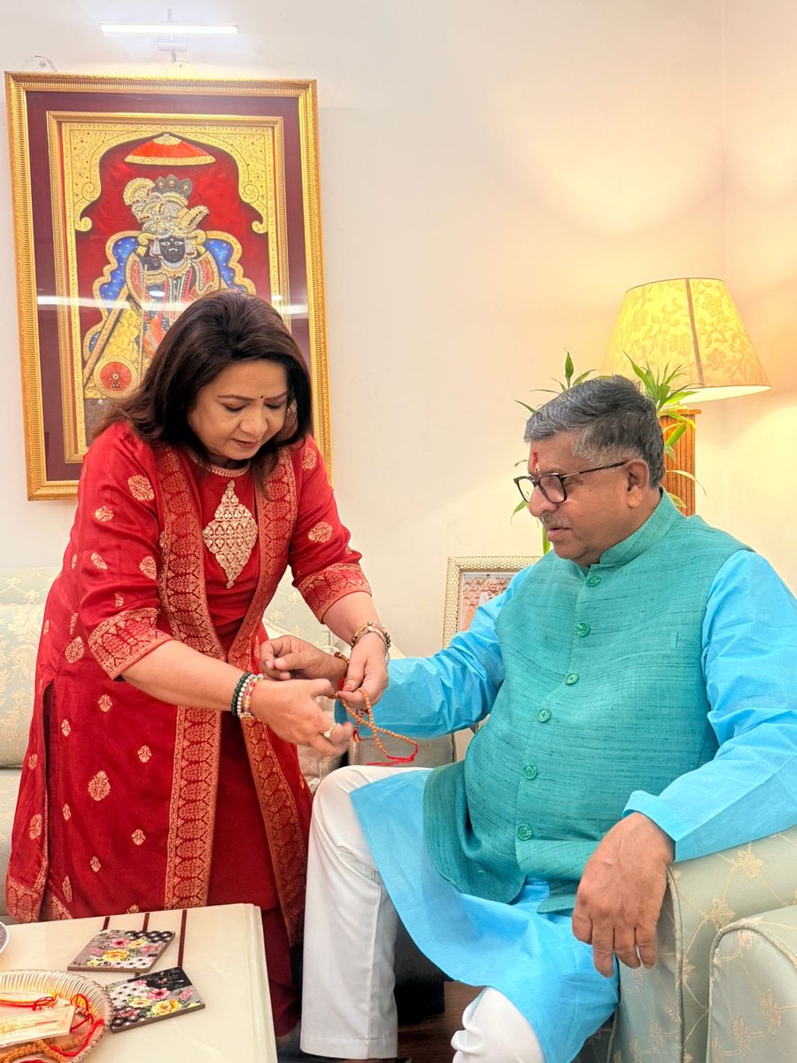 rsprasad's tweet photo. आज काठमांडू से लौटने के उपरांत, रक्षाबंधन के पावन पर्व पर मेरी बड़ी बहन प्रतिभा दीदी एवं छोटी बहन अनुराधा ने बड़े स्नेह से मुझे राखी बाँधी। बड़ी बहन का आशीर्वाद और छोटी बहन का प्यार मिला। मेरी मँझली बहन सुजाता जमशेदपुर में रहती हैं, उनकी भेजी हुई राखी भी आई थी, जिसे मैंने बँधवाया। बड़ी बहन प्रतिभा दीदी और सुजाता दीदी को मेरा प्रणाम और छोटी बहन अनुराधा को ढेर सारा प्यार। ईश्वर सभी को आशीर्वाद दें।