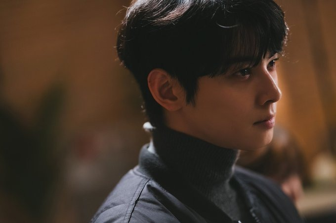 cewrubi's tweet photo. O olhar de Cha Eunwoo em cena é realmente um dos pontos mais marcantes da atuação dele. Ele tem uma capacidade única de transmitir intensidade, mistério e profundidade sem precisar dizer uma única palavra. Muitos diretores e críticos de Kdramas destacam que o olhar dele consegue criar uma química instantânea com os outros atores e prender a atenção de quem está assistindo logo no primeiro segundo. É um magnetismo que vai muito além da beleza física; é a forma como ele se expressa através dos olhos 🫠

#LeeUnjeong #TheWONDERfools