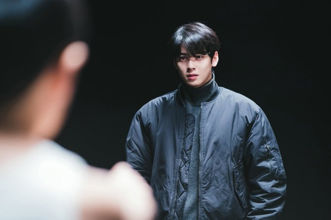cewrubi's tweet photo. O olhar de Cha Eunwoo em cena é realmente um dos pontos mais marcantes da atuação dele. Ele tem uma capacidade única de transmitir intensidade, mistério e profundidade sem precisar dizer uma única palavra. Muitos diretores e críticos de Kdramas destacam que o olhar dele consegue criar uma química instantânea com os outros atores e prender a atenção de quem está assistindo logo no primeiro segundo. É um magnetismo que vai muito além da beleza física; é a forma como ele se expressa através dos olhos 🫠

#LeeUnjeong #TheWONDERfools