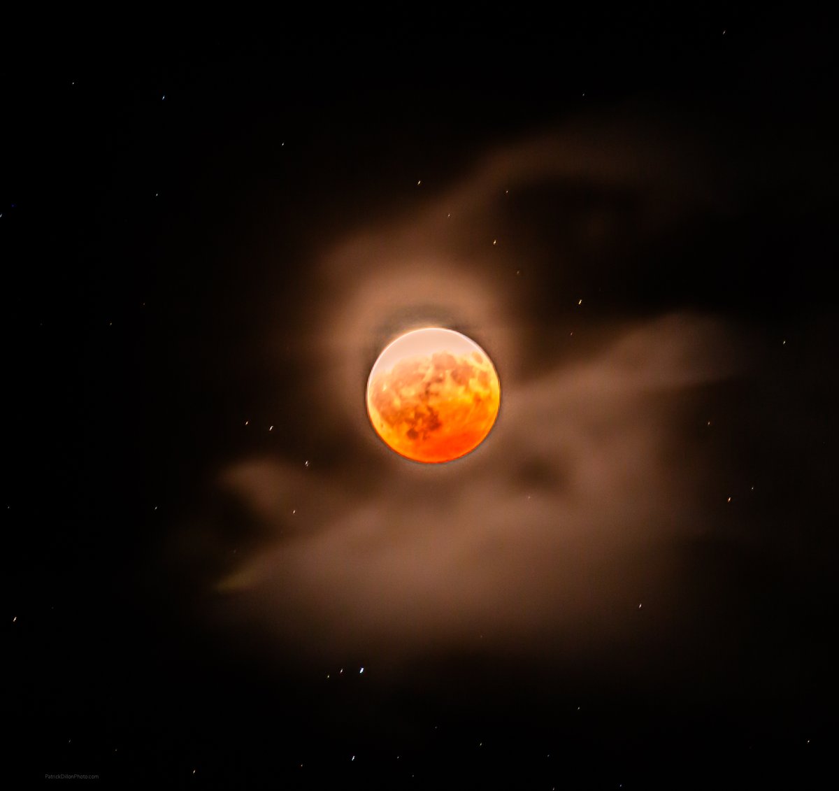 StMotherCabrini's tweet photo. I wasn't expecting this last night... Just happened to look outside a saw this... The Blood Moon at 98% eclipsed.
It looked like Jesus's body behind it with the blood moon covering His face..His Precious Body and Blood...#Jesus #Eucharist #BodyandbloodofChrist #Bloodmooneclipse https://t.co/vcgi34I2hs