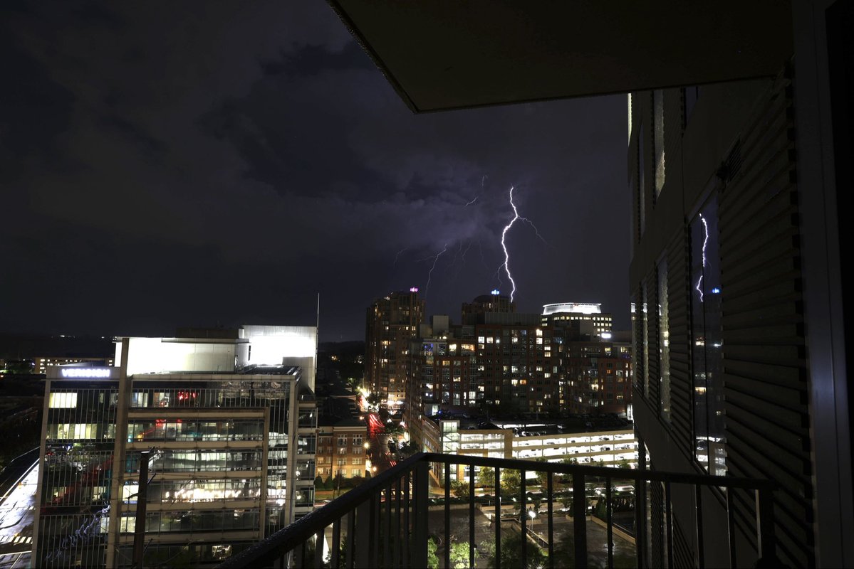 Cyticre's tweet photo. Storms over Reston VA last night ⛈️⚡️ https://t.co/qQ9O7bCXJl