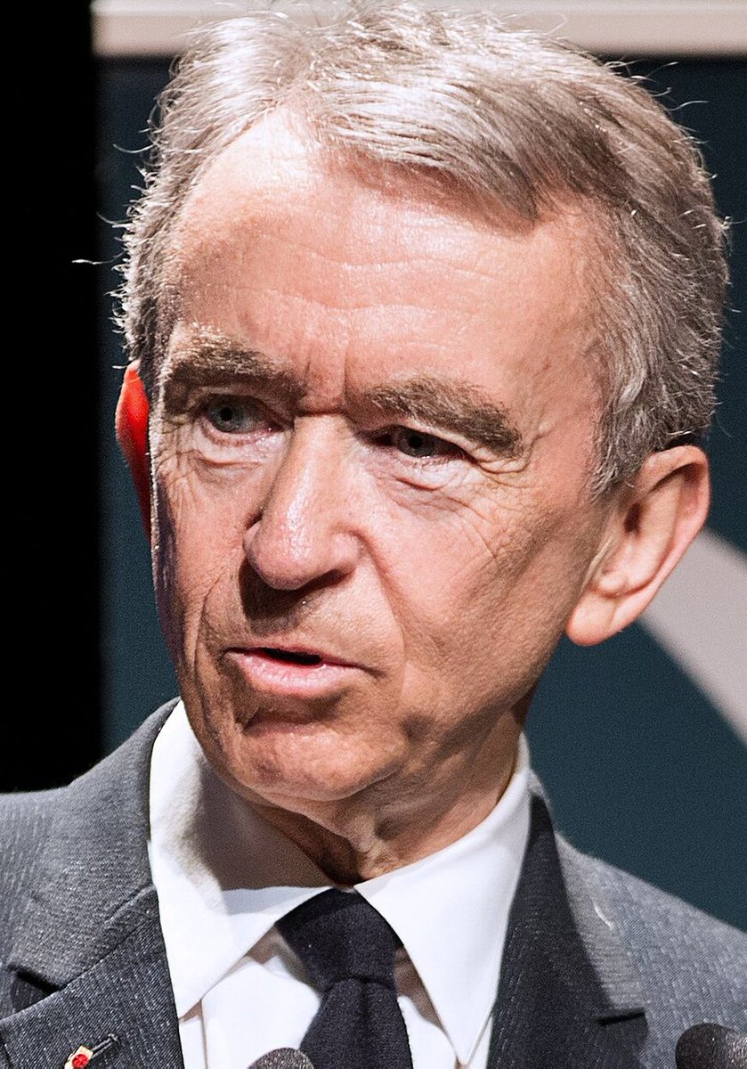 LeaBourseFR's tweet photo. Faisons le même jeu que Manon Aubry, mais autrement :

En 1984, Bernard Arnault rachète Boussac pour 1 franc symbolique (une entreprise textile en faillite avec des dettes).

→ Il a 35 ans
→ un apport personnel de 15 millions
→ zéro certitude de réussite

Si ça avait échoué : il aurait tout perdu.

La fortune d'Arnault (que Manon Aubry aime tant critiquer) est le résultat d'un investissement RISQUÉ sur Dior en 1984.

Multiplié par 42 ans de décisions ingénieuses, de prises de risque.

Bernard Arnault n'a rien volé.
Et LVMH emploie aujourd'hui 213 000 personnes.

Si Aubry "met fin à cet accaparement" en 2027 et que l'entreprise est mal gérée par un successeur contraint/sans incitatives comme en URSS :

= là, ces emplois pourraient très bien disparaître.

Confondre temps du travail et création de valeur (comme si chaque heure de travail produisait la même richesse) est le point de départ d'une politique qui finit toujours mal.