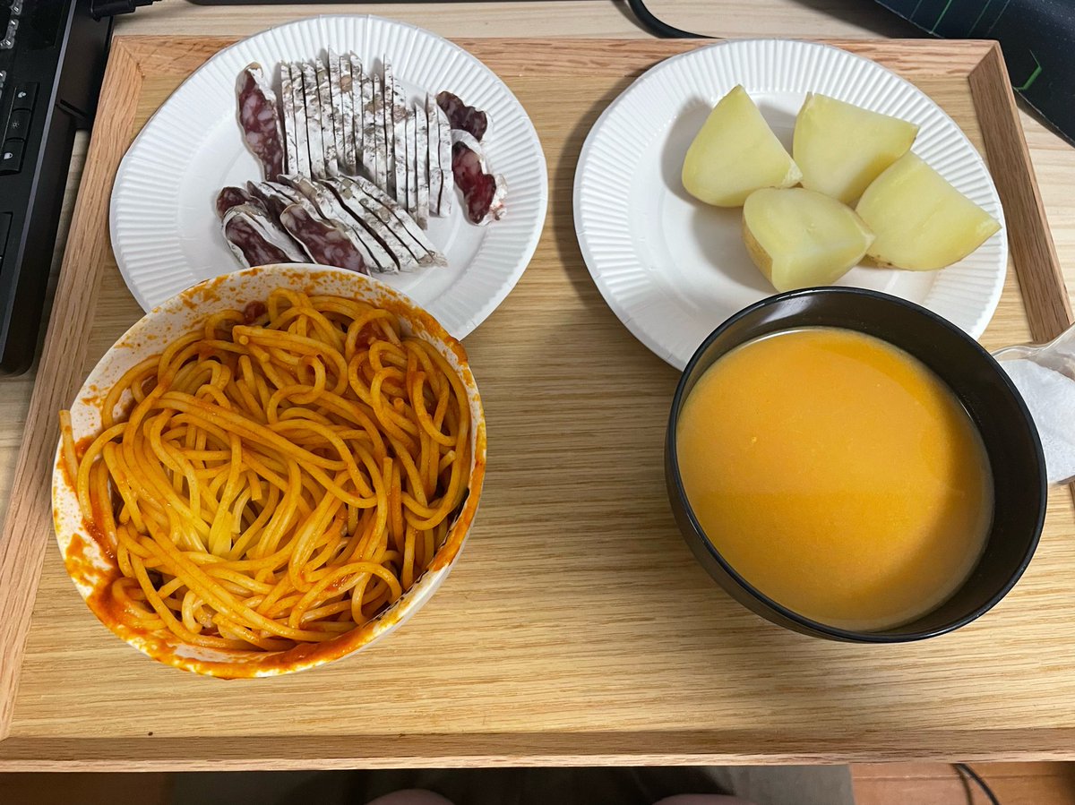 Guards_Captain's tweet photo. 今日は、パスタとスープ、茹でた芋にドライソーセージ！いつもの皿や器は昨日旅立ちましたので、代用です(´；ω；｀) https://t.co/okz3vzOGD4