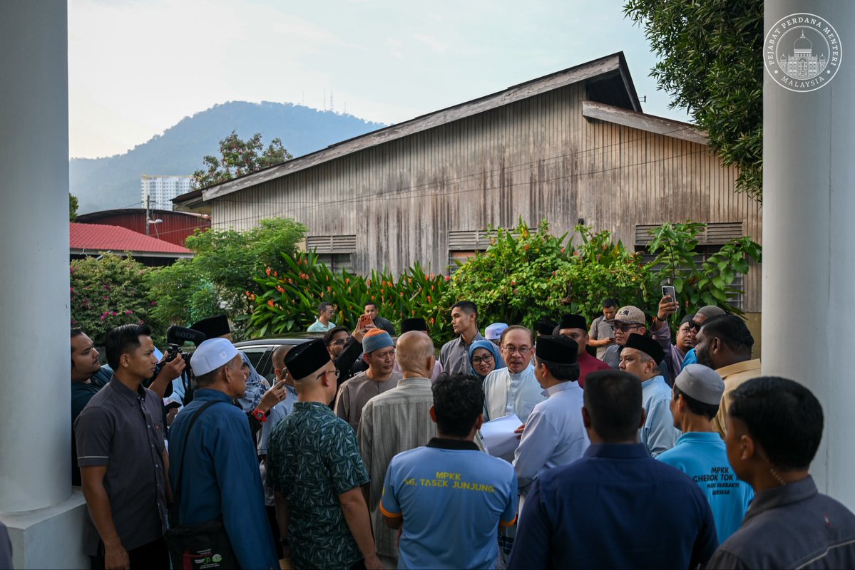 anwaribrahim's tweet photo. Usai program petang tadi, saya pulang ke rumah keluarga di Cherok Tok Kun bertemu insan-insan tersayang.

Di sebalik kesibukan dan tanggungjawab, keluarga tetap menjadi tempat untuk bertemu, berbual dan bergurau bersama mereka, walau seketika, ia cukup mengubat penat.

Inilah bahagia yang sederhana, dapat berkumpul bersama keluarga, menikmati waktu bersama dan mensyukuri nikmat yang Allah kurniakan.

#MalaysiaMadani 
#YakinMADANI