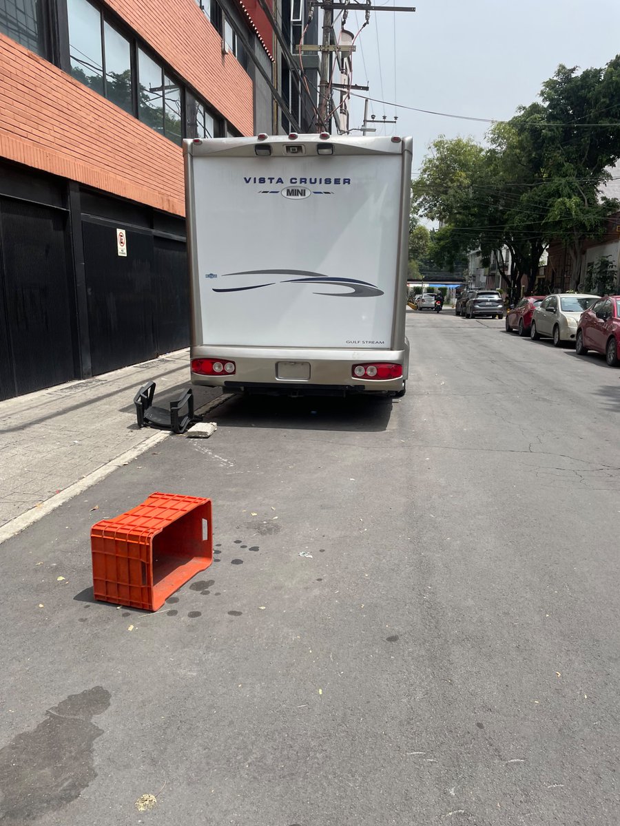 2012i8's tweet photo. En la zona del #CartelInmobiliarioMH llegan extranjeros a pernoctar y campar todo es posible en la @ColoniaEscandon #InseguridadMH
Pedimos a @PabloVazC su asistencia #SalvadorAlvarado esquina Progreso #Camper sospechosa sin placa 🚌
#AlcaldeAusente sin seguridad alguna https://t.co/DaaSoLobie