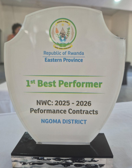 NgomaDistrict's tweet photo. Mu nteko rusange y' Inama y' igihugu y'abagore muri @RwandaEast, ba mutimawurugo biyemeje kurushaho guhuza imbaraga nk'ipfundo ryo gukomeza kubaka umuryango ushoboye kandi utekanye. Muri iyi nteko Akarere ka Ngoma kongeye kwegukana umwanya wa mbere mu mihigo ya Mutimawurugo. https://t.co/D6FRs7ozKd