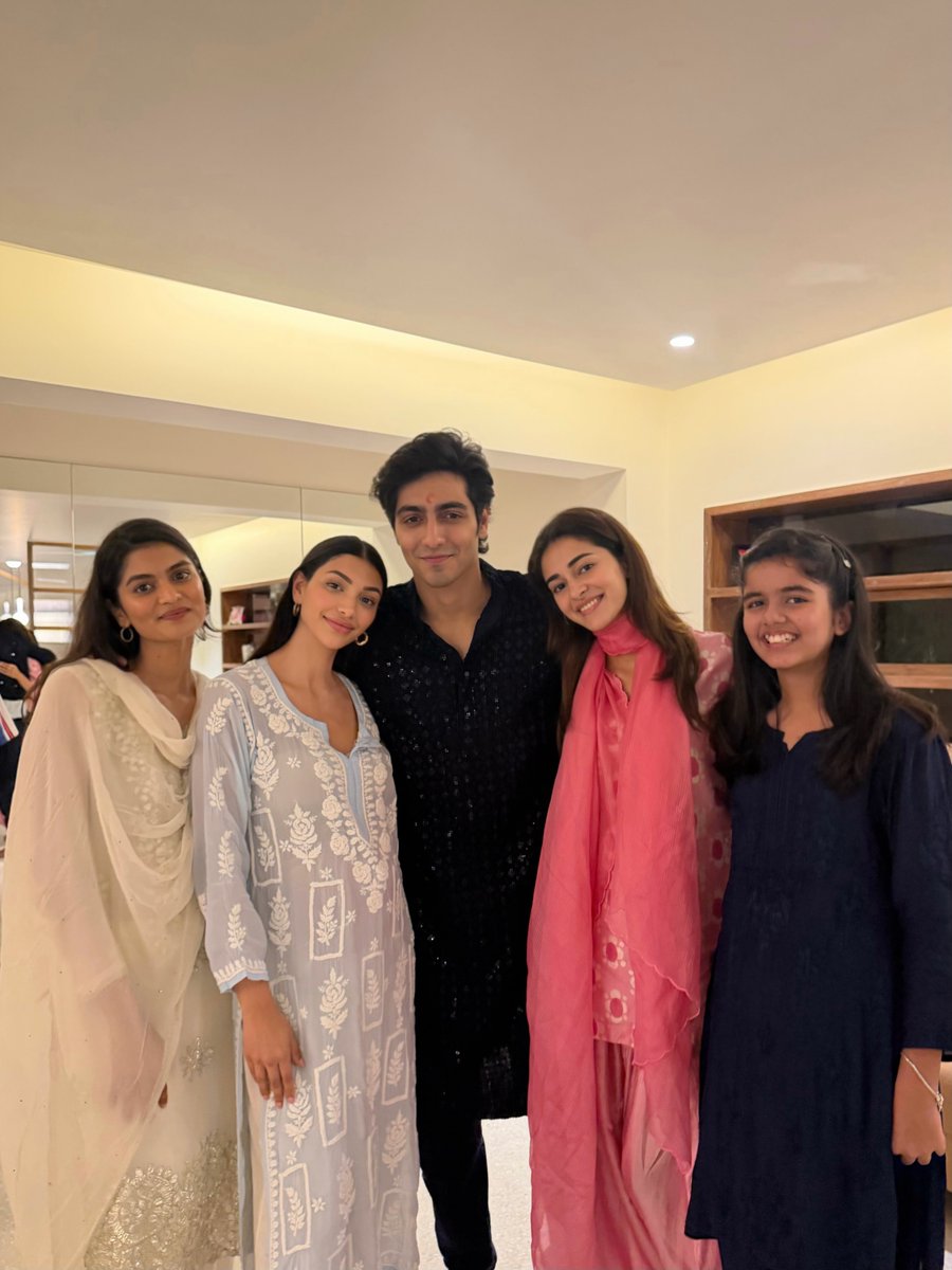 ananyapandayy's tweet photo. Happy Rakhi to my Ahaani who takes the Raksha in Raksha Bandhan veryyyyyy seriously 🤭🤭🤭💪🏼 lots of Huggies and kissies this Rakhi Alannas  first one after four years and Rivers first Rakhi ♥️🧿 https://t.co/p9d6Fl9onM