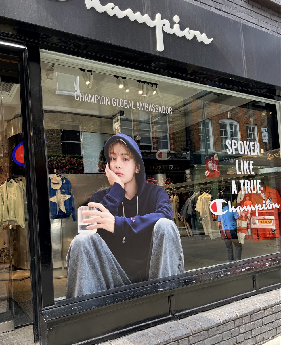 aquaaaTK's tweet photo. Hello Cutie 🥰
Soho/London

V CHAMPION GLOBAL AMBASSADOR 
KIM TAEHYUNG FOR CHAMPION 
#TAEHYUNGxCHAMPION 
#VxCHAMPION https://t.co/9pXVrbWWz1