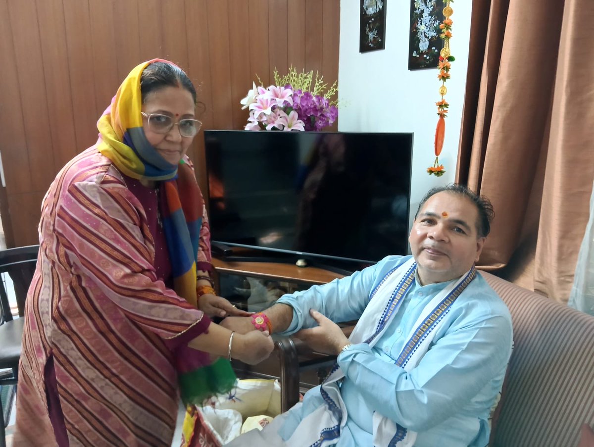 manisha_mahur's tweet photo. @SanatanSanstha की ओर से दिल्ली एवं मथुरा में धर्म के कार्य में सहयोग करने वाले हितचिंतकों को कृतज्ञता के रूप में रक्षा सूत्र बांधा गया । https://t.co/3LpDgQ7ePG
