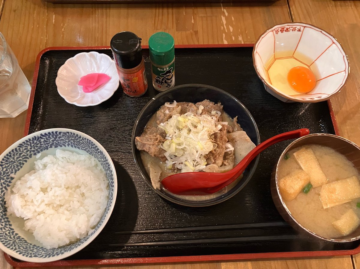 catchuplin's tweet photo. 本日28日公演も終了しました！！
たくさんのお客様にご観劇頂けて有り難き幸せでした！！

そして、差し入れもありがとうございますm(_ _)m

皆で、定食たべたー。
沁みるおいしさー😆

明日も、フルスロットルで駆け抜けて行きます！

#ごきドル2026
#土土土 https://t.co/zDFjFY7xxd