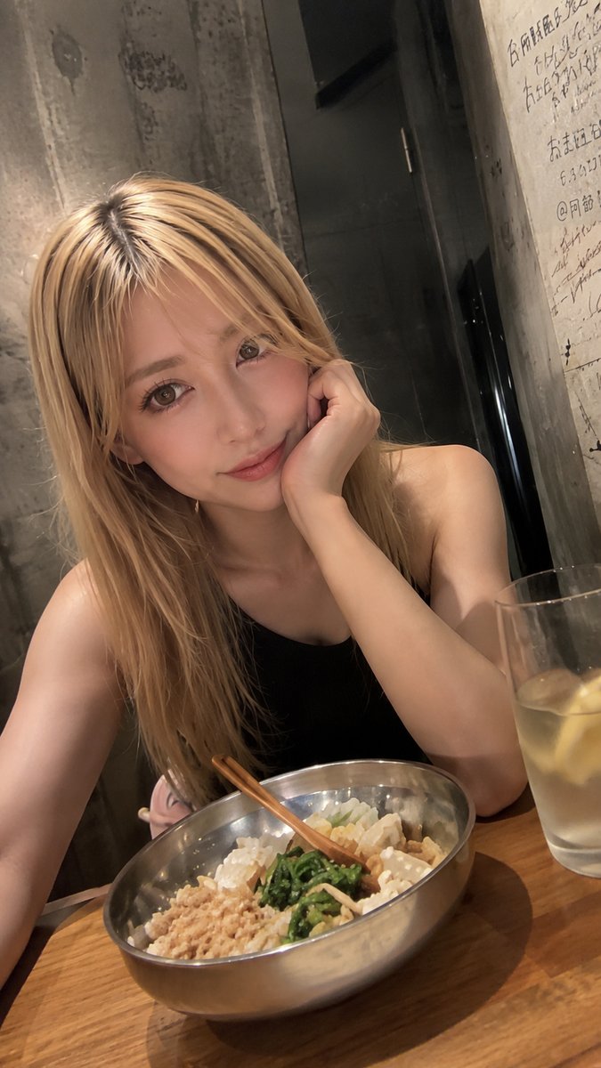 0ys05's tweet photo. フォロワーさんにギャルが大好物の人いますか❔ https://t.co/8lbeMTg5To