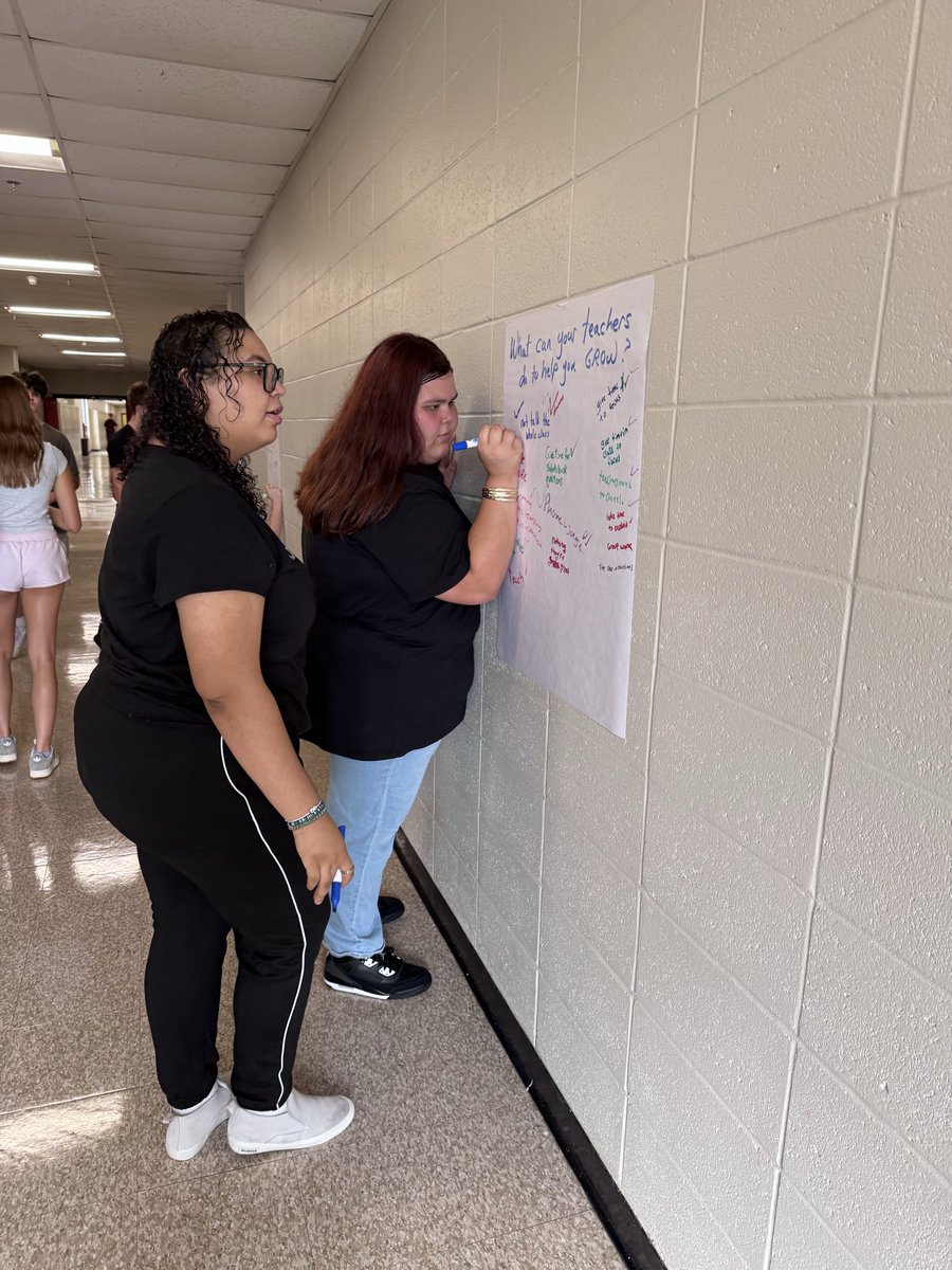 LimaBoyle's tweet photo. Welcoming back our sophomore advisory and setting goals together for a great year ahead. #oakerpride @OakerELA @CoventryOakers @RIDeptEd https://t.co/ZpkpByeLQA