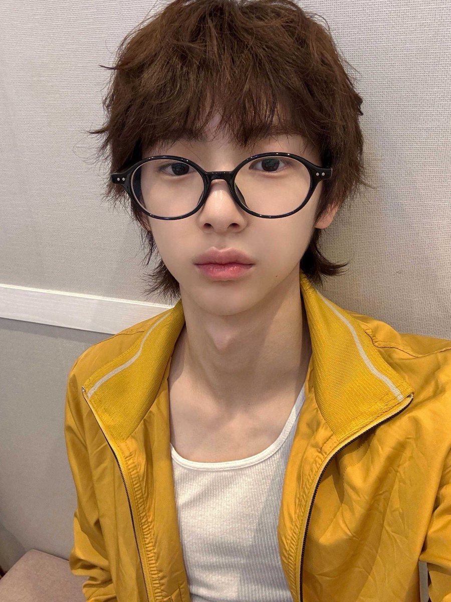 yeooogi's tweet photo. 제임스 형아 안경 가지고 노는 동생들 귀엽다👓 https://t.co/2yzQaimUVk