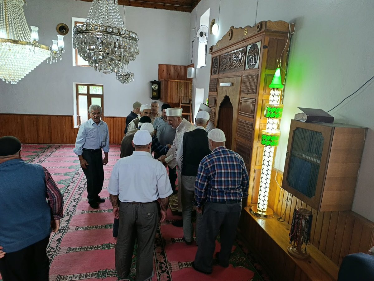 Muftuluk_37's tweet photo. Cuma namazını İl Müftü Yardımcısı Kazım Atcı’nın kıldırmasının ardından İl Müftüsü Bekir Derin, cami cemaatiyle hasbihal ederek vatandaşların talep ve görüşlerini dinledi.

İl Müftüsü Derin, vatandaşlarla yapılan sohbetin ardından Karaş Köyü’nden ayrıldı. https://t.co/e6sN9UxOrN