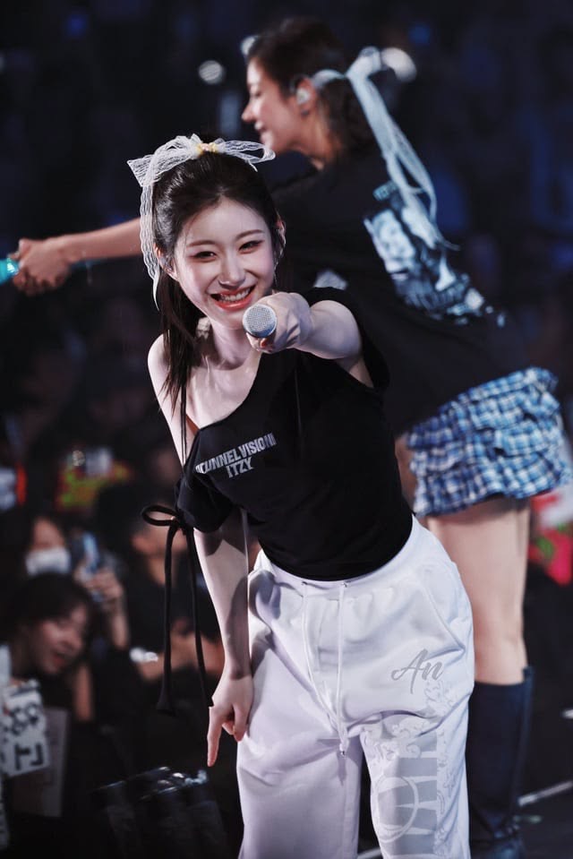 chaerpics's tweet photo. Who’s your bias? I’m your bias https://t.co/glExVNgsZz
