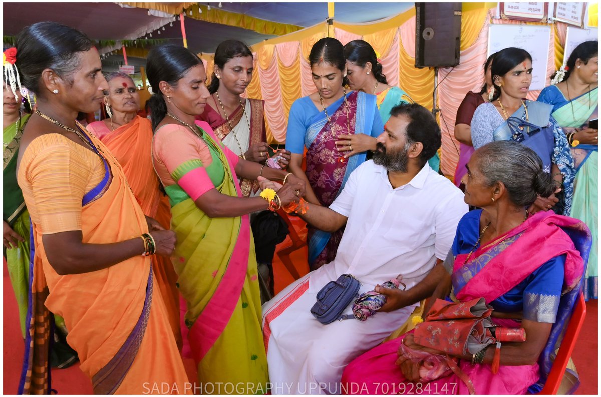 gantihole's tweet photo. ರಕ್ಷಾಬಂಧನ ರಕ್ಷೆಯ ದ್ಯೋತಕ !

ಗೋಳಿಹೊಳೆ ಶ್ರೀ ಬಿಳಿಶಿಲೆ ವಿನಾಯಕ ದೇವಸ್ಥಾನದಲ್ಲಿ ನಡೆಯುತ್ತಿರುವ ಚಾತುರ್ಮಾಸ್ಯ ವ್ರತಾಚರಣೆ ಕಾರ್ಯಕ್ರಮದಲ್ಲಿ ರಕ್ಷಾಬಂಧನ ಕಾರ್ಯಕ್ರಮ ನಡೆಯಿತು.  

#Chaturmasa #Rakshabandhan #Byndoor #SamruddhaByndoor #BJPByndoor #GururajGantihole #BestMLA #PeoplesMLA https://t.co/EA4S43zIUq