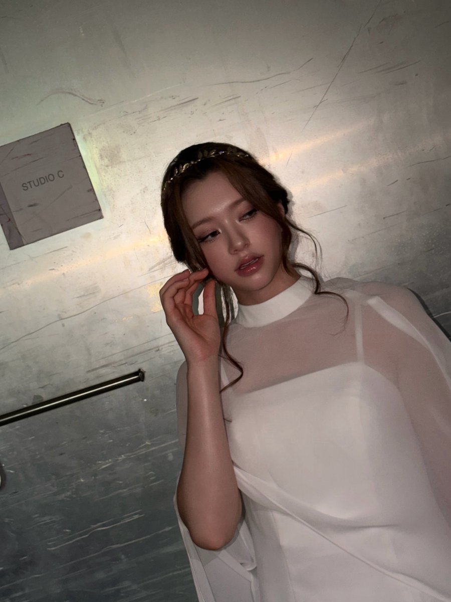 fifty_update's tweet photo. 260828 #CHANELLE weverse post 

(🧸) greek goddess 🌿

#FIFTYFIFTY #피프티피프티 
#CHANELLEMOON #문샤넬 https://t.co/yZcyLJFBAi