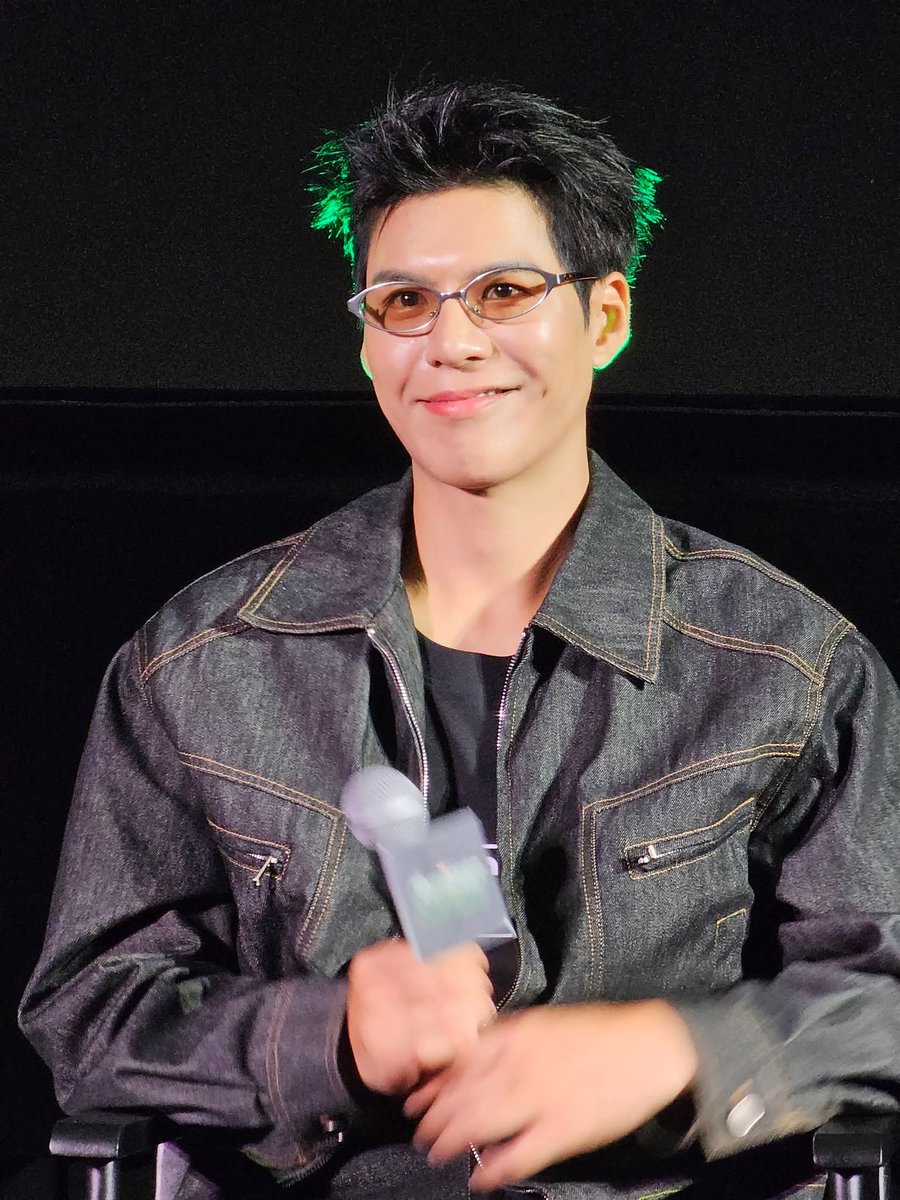 MinutewithmeTH's tweet photo. รีแคปงาน Avengers #พี่จอง #คัลแลน เวอร์ชั่นเข้าใจอิงเวลาทำซับเลย

- พี่จองเริ่มเป็นแฟนมาเวลจากการดูไอรอนแมนในโรง ใครทันดูภาคแรกในโรงนี่ไม่เด็กแล้วนะ 
- คัลแลนชอบซูเปอร์ฮีโร่อยู่แล้วตั้งแต่เด็ก แต่ที่ชอบมากคือตอนดูอเวนเจอร์ครั้งแรกในโรง 
- พี่จองมีฮีโร่ในดวงใจคือไอรอนแมน
- ส่วนคัลแลนชอบธอร์ (ชอบจริงแหละ ต่อจากนี้เราจะได้ยินชื่อธอร์อีกร้อยแปดสิบรอบ)
- คัลแลนคิดว่าหนังมาเวลเป็นหนังที่แอคชั่น ที่ว้าวครับ (อิงห้ะแล้วจังหวะนี้) สอนคนดูเรื่องมิตรภาพ
- Avengers End Game Encore กับ Avengers Doomsday นอกจากจะฉายระบบ Infinity Vision ที่จอใหญ่ ภาพคมแล้ว เหมือนไทยเราจะได้ IMAX ด้วย? ถ้าจริงนี่ว้าวนะ
- ถ้ามีพลังเหมือนซูเปอร์ฮีโร่ พี่จองอยากมีเหมือน Dr.Strange พาทุกคนเปิดวาร์ปไปเที่ยวกัน
- แน่นอนคัลแลนอยากได้พลังธอร์ จะใช้ค้อนบินแล้วอีกมือก็หิ้วทุกคนไปเที่ยวด้วย โถ พ่อคุณ เอ็นดู
- แค่ซื้อตั๋วหนัง Avengers สองภาค ได้ลุ้นไปเที่ยว Hong Kong Disneyland กับพี่จองคัลแลนเลย บ้ามากๆๆ
- เพิ่มรางวัลหน่อยได้ไหมจั้บ สองรางวัลมันน้อยไป จริงจริ้งง อยากไปแบบหมู่คณะ พร้อมจอง 10 กันยายนนี้
- กิจกรรมดูหนังกับพี่จองคัลแลนมีต่อเนื่องถึงสี่เรื่อง ไม่มีอะไรจะติ สนับสนุนทั้งสองฝ่าย ดิสนีย์และคัลแลนพี่จองดีงามที่สุด
- ถ้าพาฮีโร่มาดูหนังด้วยได้ พี่จองเลือกฮอร์คอาย
- ส่วนคัลแลน ทุกคนตอบพร้อมกันในใจ 3..2...1 ธอร์!!
- และตอนโพสท่าปิดท้าย คัลแลนก็ทำท่าธอร์!! 
- ใครอนุเคราะห์ค้อนโยเนียร์ให้คัลแลนที

#AvengersEndgameEncoreTH #อเวนเจอร์เผด็จศึกอังกอร์ #AvengersDoomsdayTH #อเวนเจอร์สดูมส์เดย์
#JungCullen #พี่จองคัลแลน
#cullenhateberry  
#jung_kt_