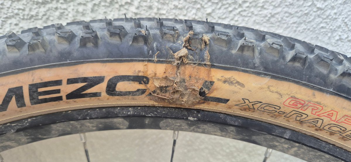 LluisBanyoles's tweet photo. Very disappointed with @vittoriatyres @VITTORIATYRESUK #mezcal #tubeless #29 #mbt #tyres. After little use the tyre's wall is leaking (tubeless fluid does not fix it) so I have to get new ones https://t.co/pQwxPhpamZ