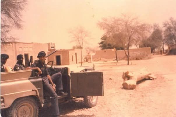 RaveenKr's tweet photo. Op Recce;
Lakhusar Dhani, Somewhere in N Rajasthan; 
Jun, c.1984; 
Mercury hovering at ~ 49° C! https://t.co/DS7jvmJHNo