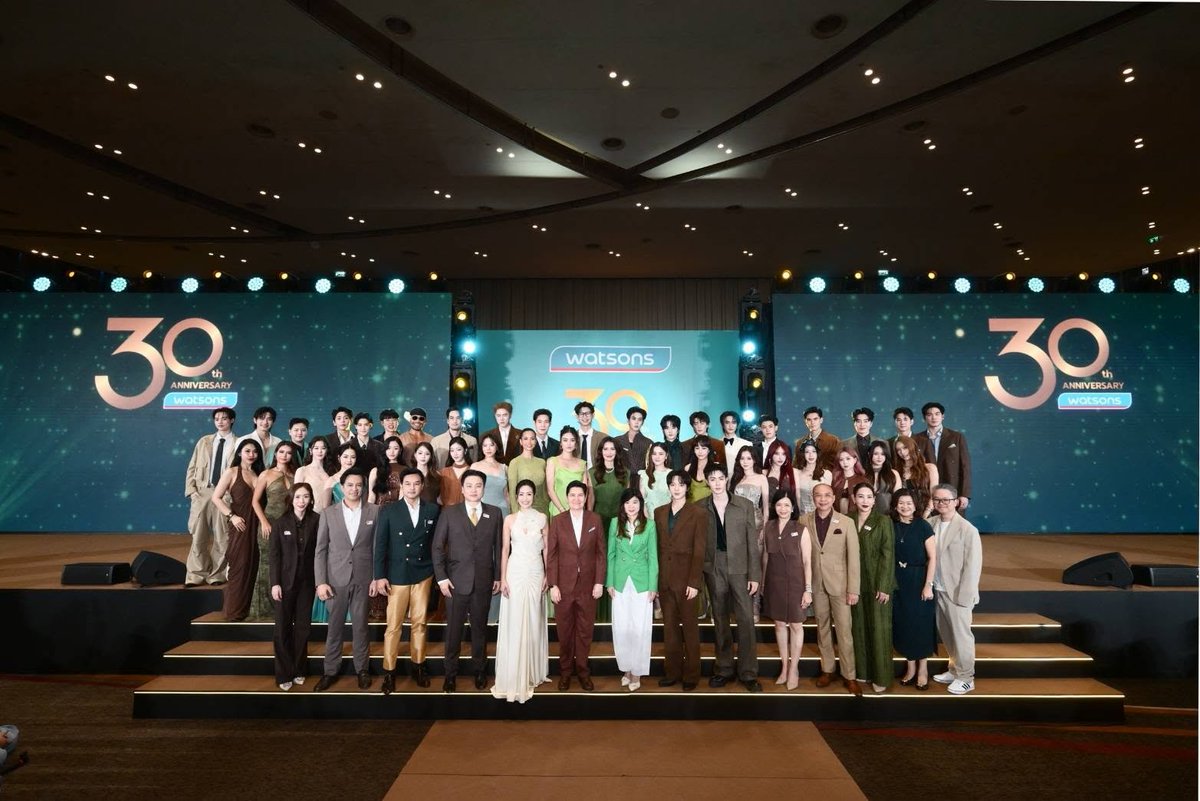 moonlightent_th's tweet photo. ฉลอง 30 ปี วัตสัน ประเทศไทย “ซี-นุนิว” ควงคู่แท็กทีม!
นำทัพซุปตาร์ เสิร์ฟโมเมนต์สุดฟินใน “30 ปีวัตสัน...เพื่อนที่อยู่ข้างคุณทุกโมเมนต์”

#WatsonsTH #30thWatsonsAnniversary 
#30ปีวัตสัน_เพื่อนที่อยู่ข้างคุณทุกโมเมนต์ #ASWatson185
#WatsonsxZeeNunew #ZeeNunew 
#Gemini_NT #tontawan #BamSaralee #Loverrukk

เรียกว่าครบรอบ 30 ปีทั้งที วัตสัน ประเทศไทย ผู้นำร้านค้าปลีกด้านสุขภาพและความงามอันดับหนึ่งของประเทศ จัดเต็มความสนุกแบบครบเครื่อง ชูคอนเซ็ปต์ “30 Years Celebration of Friendship” 30 ปีวัตสัน...เพื่อนที่อยู่ข้างคุณทุกโมเมนต์ ฉลอง 3 ทศวรรษแห่งมิตรภาพกันแบบยิ่งใหญ่ โดยแท็กทีมเหล่าศิลปิน ดารา เซเลบริตี้ตัวท็อป และแบรนด์พาร์ทเนอร์ชั้นนำ มาร่วมสร้างโมเมนต์แห่งความสุขกันแบบเน้นๆ โดยมีคู่หูสุดฮอต “ซี พฤกษ์ – นุนิว ชวรินทร์” รับหน้าที่นำทีมส่งตรงความฟินและความสนุก พร้อมเสิร์ฟโมเมนต์น่ารักจนแฟนๆ ยิ้มแก้มแตก ณ ไอคอนสยาม

เปิดงานด้วยบรรยากาศสุดคึกคัก เมื่อเหล่าคนดัง เซเลบริตี้ และแบรนด์พาร์ทเนอร์ชั้นนำทยอยตบเท้าเข้าร่วมแสดงความยินดีกับวัตสันกันอย่างคับคั่ง   แต่ทันทีที่ “ซี–นุนิว” ปรากฏตัวพร้อมกันก็ได้รับเสียงกรี๊ดจากแฟนๆ แบบเต็มอิ่ม เรียกว่าความฮอตของคู่นี้เข้ากับธีมเพื่อนซี้แบบเกินต้าน เพราะไม่ว่าจะมองมุมไหนก็มีแต่ช็อตน่ารักๆ ให้ทุกคน ได้เก็บโมเมนต์ชวนฮ็อบกันรัวๆ

ก่อนเข้าสู่ช่วงเวลาแห่งการเฉลิมฉลองที่วัตสันจัดเต็มทั้งแสง สี เสียง และโชว์สุดพิเศษ ถ่ายทอดเรื่องราว 30 ปีแห่งมิตรภาพ ตั้งแต่วันแรกที่วัตสันเข้ามาเป็นส่วนหนึ่งในชีวิตคนไทย จนถึงวันนี้ที่วัตสันก้าวขึ้นเป็นผู้นำในตลาดร้านค้าปลีกเพื่อสุขภาพและความงาม โดยมีเหล่าคนดังและพาร์ทเนอร์ร่วมเป็นส่วนหนึ่งของค่ำคืนแห่งความทรงจำสุดพิเศษ

นวลพรรณ ชัยนาม กรรมการผู้จัดการ วัตสัน ประเทศไทย กล่าวว่า “30 ปีของวัตสัน ทำให้เราได้เห็นความทรงจำมากมายที่เกิดขึ้นระหว่างแบรนด์กับคนไทย ตั้งแต่วันแรกที่เราเปิดร้านที่อาคารมณียา เซ็นเตอร์ เมื่อปี 2539 จนวันนี้ที่วัตสันมีโอกาสได้อยู่ในชีวิตประจำวันของผู้คนในหลากหลายช่วงวัย สิ่งที่ทำให้วันนี้พิเศษมากขึ้น คือการได้เห็นทั้งพาร์ทเนอร์ ศิลปิน นักแสดง และพรีเซนเตอร์ที่เคยร่วมสร้างเรื่องราวกับวัตสันในแต่ละยุค กลับมาร่วมฉลองวันสำคัญนี้ด้วยกันอีกครั้ง สำหรับเรา ภาพเหล่านี้ทำให้คำว่า ‘Friendship’ มีความหมายมากยิ่งขึ้น เพราะมันคือมิตรภาพที่เกิดขึ้นจริงตลอด 30 ปี ระหว่างวัตสันกับลูกค้า พาร์ทเนอร์ พนักงาน และทุกคนที่เคยเป็นส่วนหนึ่งของเรื่องราวของเรา วันนี้จึงไม่ใช่แค่การฉลองวันเกิดของวัตสัน แต่เป็นการกลับมาเจอกันของเพื่อนๆ เพื่อบอกว่า ขอบคุณที่อยู่ข้างกันมาตลอด 30 ปี”

งานนี้แน่นอนว่า “ซี–นุนิว” ก็ไม่พลาดมาร่วมแชร์ความรู้สึกในฐานะตัวแทนคนดังที่มาร่วมฉลอง 30 ปี โดย ซี พฤกษ์ พานิช กล่าวว่า “ดีใจมากครับที่ได้มาร่วมฉลอง 30 ปีของวัตสัน สำหรับผมวัตสันเป็นแบรนด์ที่อยู่ใกล้ตัวและอยู่ในชีวิตประจำวันของคนไทยมานานมาก การได้มาเป็นส่วนหนึ่งของโมเมนต์สำคัญแบบนี้ ทำให้รู้สึกว่า 30 ปีไม่ได้เป็นแค่ตัวเลข แต่เป็นเรื่องของความทรงจำและความผูกพันที่มีร่วมกัน”

ขณะที่ นุนิว ชวรินทร์ เพริศพิริยะวงศ์ เสริมว่า “ดีใจมากๆ ที่ได้มาร่วมงานฉลอง 30 ปีของวัตสัน และชอบคอนเซปต์ 30 Years of Friendship มาก เพราะเพื่อนคือคนที่อยู่กับเราในหลายๆ โมเมนต์ ไม่ว่าจะเป็นวันที่เราอยากดูแลตัวเอง หรือวันที่อยากเปลี่ยนลุค วัตสันก็เป็นเหมือนเพื่อนที่เราแวะไปหาได้เสมอ และส่วนตัวก็ชอบเข้าวัตสันอยู่แล้ว วันนี้ได้มาฉลองกับทุกคนก็รู้สึกอบอุ่นและสนุกมาก”

และแน่นอนว่าไฮไลต์ความสนุกไม่ได้มีแค่ความฟินของ ซี–นุนิว เพราะวัตสันขนความบันเทิงมาเสิร์ฟแบบจัดเต็ม ทั้งกิจกรรมสุดสนุก โชว์สุดพิเศษ และโมเมนต์ดีๆ จากเหล่าศิลปินและเซเลบริตี้ที่มาร่วมสร้างสีสันตลอดงาน ทั้งโชว์เคสของเหล่าศิลปิน-ดาราชื่อดัง ได้แก่ บอย ปกรณ์, เจมีไนน์ นรวิชญ์, มาริโอ้ เมาเร่อ, แอน ทองประสม, คริส หอวัง, โยเกิร์ต ณัฐฐชาช์, ตู ต้นตะวัน, ออม สุชาร์, เลิฟ ภัทรานิษฐ์, แพต ชญานิษฐ์, แบม สราลี, แอนโทเนีย โพซิ้ว, เจี๊ยบ ลลนา, วง Empress, วง Triple V, อู่อู๋ ธนภูมิ - เซฟ วรพงษ์, คอปเปอร์ ภูริวัจน์ - ฟีฟ่า ธนทัต, ปุยฝ้าย ธาราทิพย์ - พลอย จุฑามาศ, ป๊อปปี้ รัชพงศ์, อัพ ภูมิพัฒน์, เทศน์ ไมรอน, ป๊อป ศิร์รัฐ, นัท นิสามณี, น้องฉัตร, HOMELESS Makeup, Sinon Loresca, โบกัส-ธีระธันญ์, อายตา ศรสวรรค์, สายป่าน จิรพร, พราวฟ้า การัญชิดา และหมอต่อ นพ.ภาณุพงศ์ ร่วมเดินแบบตามจังหวะเสียงเพลงสุดยูนีคของบุรินทร์ บุญวิสุทธิ์ ที่เรียกความสนุกได้ตั้งแต่เริ่มจนจบโชว์ และการร่วมฉลองประวัติศาสตร์ครั้งสำคัญของ หมวย อริสรา พรีเซนเตอร์คนแรกของวัตสัน ประเทศไทย ในบรรยากาศสุดคึกคักท่ามกลางเสียงเชียร์ของเหล่าแฟนคลับและพาร์ทเนอร์กว่า 1,000 คน

เพื่อฉลองวาระครบรอบ 30 ปี โดยมีไฮไลต์สำคัญอย่างการแสดงโดรนโชว์สุดตระการตาเหนือแม่น้ำเจ้าพระยา ซึ่งเนรมิตท้องฟ้าให้เป็นเวทีถ่ายทอดเรื่องราวและข้อความขอบคุณคนไทย สร้างความประทับใจให้แก่ผู้ร่วมงานและผู้รับชมริมแม่น้ำ ควบคู่ไปกับการเดินหน้าส่งต่อความห่วงใยสู่สังคมผ่านการมอบเงินบริจาคสมทบทุนให้แก่สมาคมส่งเสริมสถานภาพสตรีฯ (บ้านพักฉุกเฉิน) อย่างต่อเนื่อง พร้อมเป็นส่วนหนึ่งในการยกระดับการดูแลผู้ป่วย ด้วยการจัดซื้อเครื่องติดตามการทำงานของหัวใจและสัญญาณชีพอัตโนมัติ มอบให้แก่ 5 โรงพยาบาลระดับภูมิภาคทั่วประเทศ ได้แก่ รพ.สถาบันสุขภาพเด็กแห่งชาติมหาราชินี, รพ.มหาราชนครเชียงใหม่, รพ.ศรีนครินทร์ (ขอนแก่น), รพ.ระยอง และ รพ.หาดใหญ่ รวมมูลค่ากว่า 3 ล้านบาท สะท้อนเจตนารมณ์ในการดูแลสุขภาพและเติบโตเคียงข้างคนไทยอย่างยั่งยืน

งาน “30 Years Celebration Of Friendship” จึงไม่ได้เป็นเพียงปาร์ตี้ครบรอบ 30 ปี แต่คือการรวมตัวของเหล่า “เพื่อน” ทั้งลูกค้า พาร์ทเนอร์ พนักงาน และเหล่าคนดังที่มาร่วมสร้างความทรงจำไปพร้อมกัน ทุกโมเมนต์จึงกลายเป็นอีกหนึ่งบทของมิตรภาพที่วัตสันอยากเก็บไว้เป็นความทรงจำ เพราะตลอด 30 ปีที่ผ่านมา วัตสันไม่ได้เติบโตเพียงลำพัง แต่เติบโตไปพร้อมกับคนไทยทุกคน 

🔗 https://t.co/JwsijJYwg3