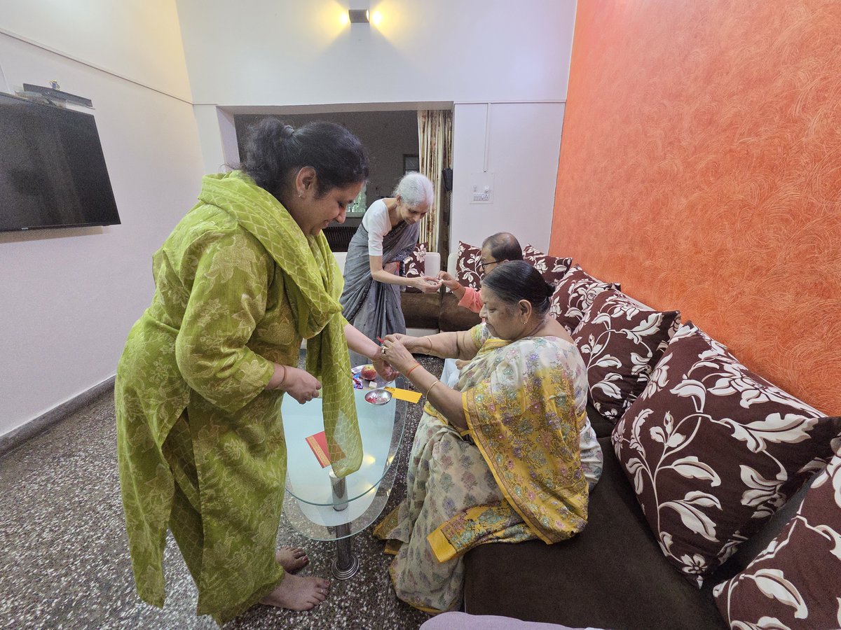 HelpUTrustRupal's tweet photo. #RakshaBandhan #HappyRakshaBandhan  #BrotherSisterLove #SiblingLove
#HelpUTrust #HelpUEducationalandCharitableTrust
#KiranAgarwal #GyanVardhanAgarwal #RubyAgarwal #HarshVardhanAgarwal #DrRupalAgarwal #SwantanaAgarwal #VatsalyaRaman 
#TulsiVardhanAgarwal #AnayVardhanAgarwal
1/1 https://t.co/Sjb01oXhdu