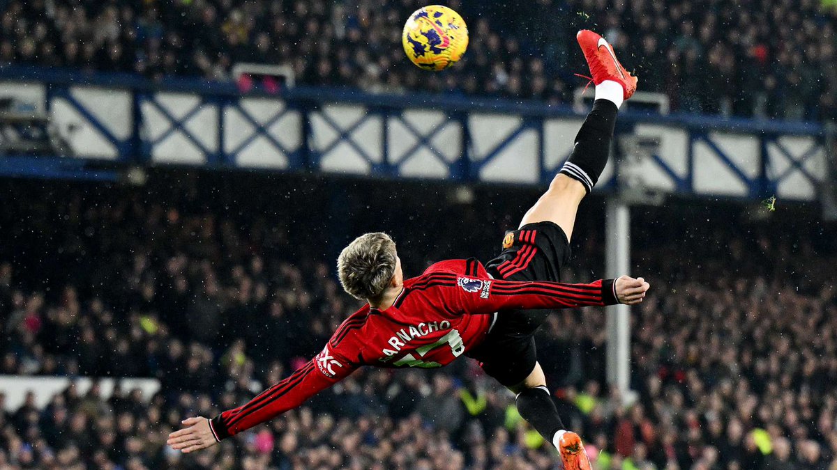 Iziefutbol's tweet photo. Bro sacrificed his entire career for this goal https://t.co/PGteQ8JK3O