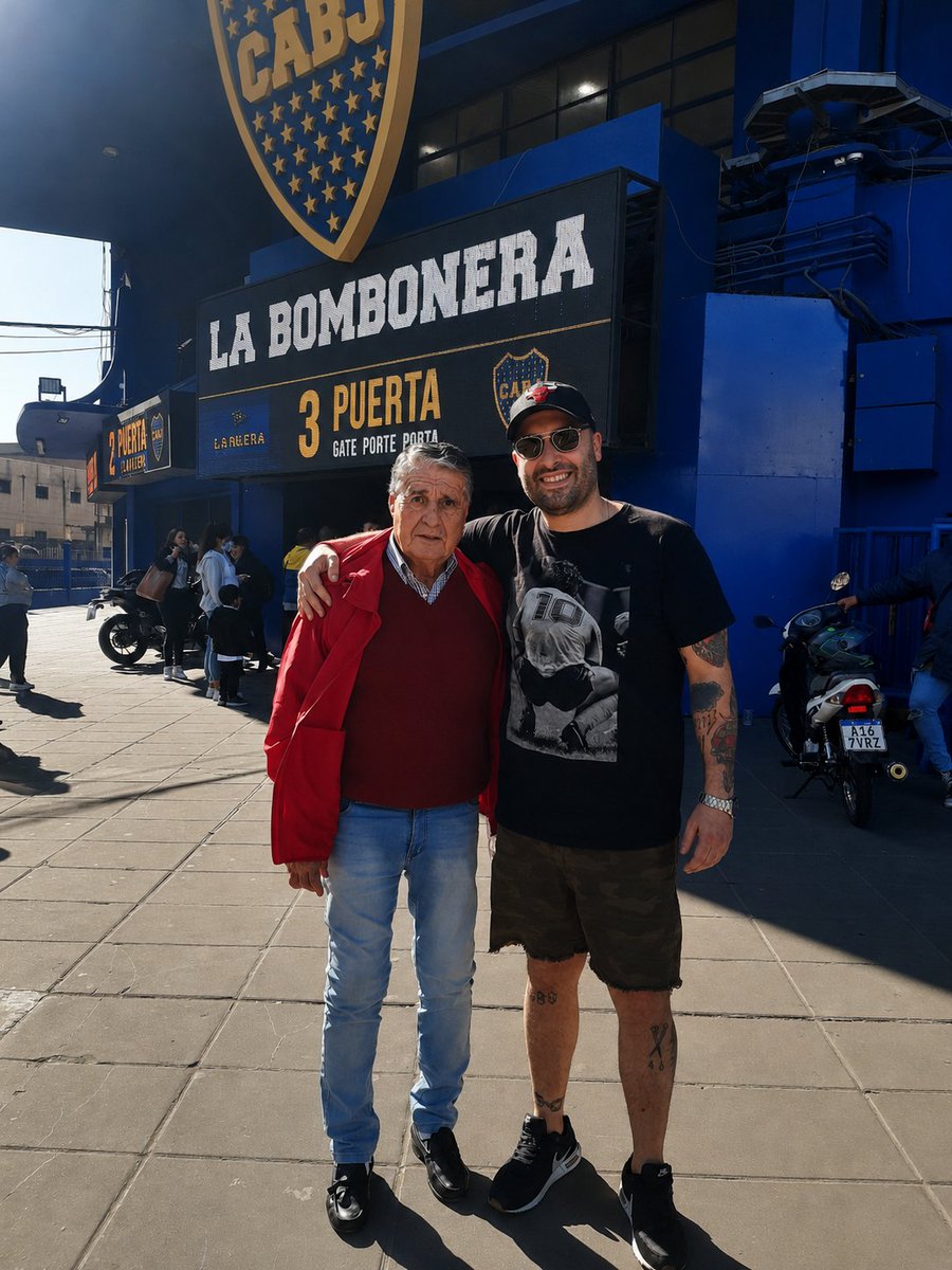fedevich's tweet photo. Feliz cumple maestro @rojitasclemente https://t.co/8OWEKh9Qeu