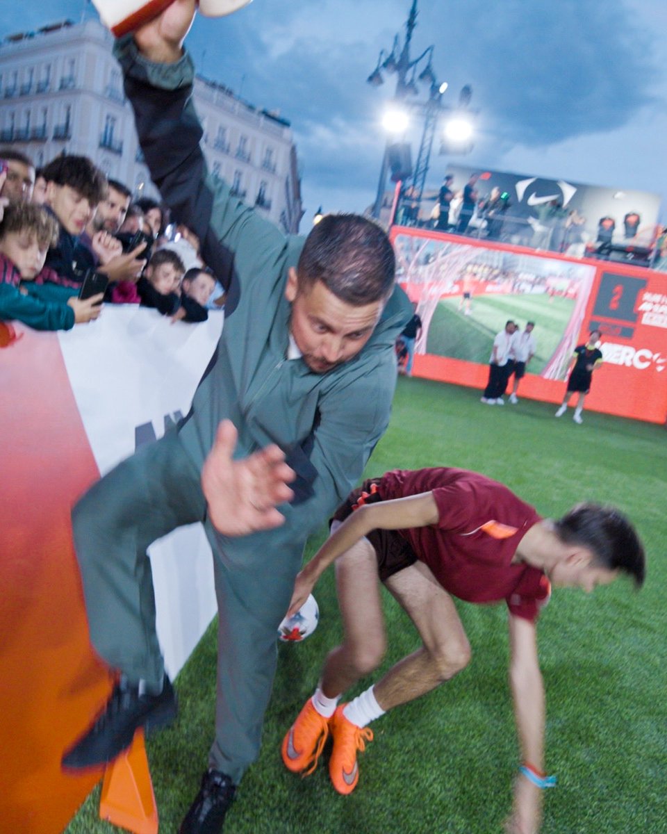 hazardeden10's tweet photo. Used to outrun defenders. Now I just clock the kids doing it 😂 

Great event in Madrid — thank you to @Nike for having me out and letting me play speed cop for the night ⚡ https://t.co/EBJblFilZg