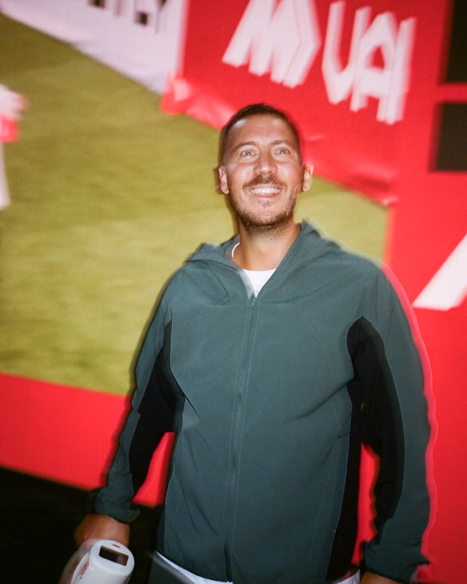 hazardeden10's tweet photo. Used to outrun defenders. Now I just clock the kids doing it 😂 

Great event in Madrid — thank you to @Nike for having me out and letting me play speed cop for the night ⚡ https://t.co/EBJblFilZg