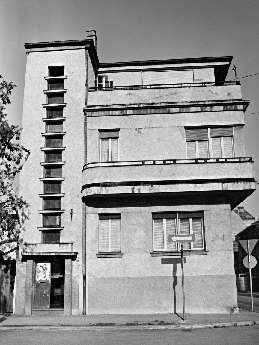 SonjaJo82306956's tweet photo. APARTMENT BUILDING, 1932
Corner of Mome Kapora 2/Tamnavska streets, Belgrade, Serbia🇷🇸 
Architect: Branislav Kojić
This historic apartment building was designed and built for architect’s sister Andjelija and her husband.
Recently demolished despite its architectural significance. https://t.co/0JUPCpBk71