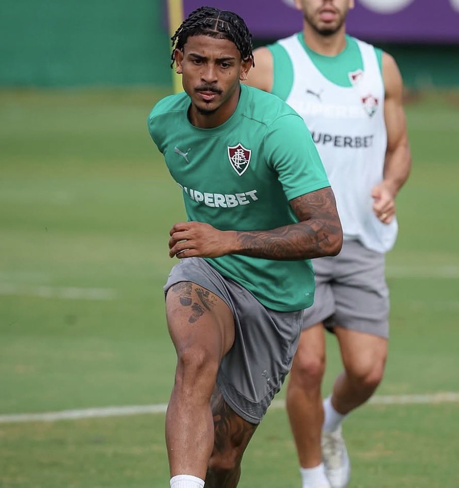 paulopedrobrand's tweet photo. 🚨O Fluminense informou que John Kennedy foi internado novamente após reconstrução do LCA. O motivo foi um inchaço atípico na região, chamado de derrame articular.

A internação foi preventiva, logo, não há confirmação da gravidade da situação. O inchaço pode ser causado por diferentes motivos, incluindo: sobrecarga por esforço ou até um problema com o enxerto utilizado na cirurgia.

Resumindo, não é algo que deve prejudicar muito o tempo e a qualidade da recuperação do John. É um problema relativamente comum, mas que também não descarta uma nova cirurgia de reparos. Vamos acompanhar o caso e torcer pela pronta recuperação do jogador.