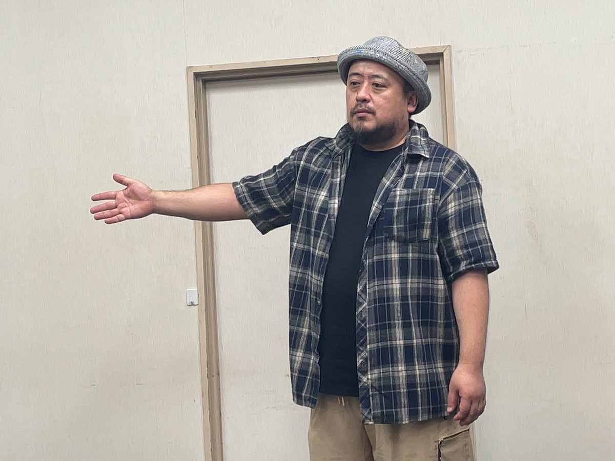 LINXS1967's tweet photo. #せんげき
#鶴橋つきいち千円劇場
#イズムスタジオ

・阿部達雄
『怪談と朗読』
自分の怪談話しをしようとして前置きにお客さんの話しを軽く聞くつもりが思いの他おもしろく分厚い内容。なんならそのまんま使える内容（笑）
阿部さんはそうした光の粒を自身のキャラを沿わせて会場を揺らす。

・佐官之一座
『シェイクスピアへの愛』
往年の漫才コンビを思わせるテンポとリズム。演劇的より漫才的なしゃべくり。

・太田浩司
『ジーコと、じーこ』
ギター漫談ならぬ漫談。
だが太田さんの真骨頂を楽しめる青春譚だった。太田さんは若かりし頃サッカーに打ち込むサッカーボーイだった。しかも単身異国へ破格の値段でジーコさんが個人的に設立したサッカー学校的なものに参加！かなりハイレベルな上手さが光るからこそ妬まれ引き摺り下ろされた。
兎に角、その時代、太田少年は海を渡りジーコと肩を並べた事実があるという証拠を目の当たりにして震えている（笑）
物語性としても面白いし、一緒の写真を撮った後にサインを貰ったという話しも面白いし、まさかこの2年後に演劇に舵を切る話しもめちゃくちゃ響く。
いやぁ！満足でした！