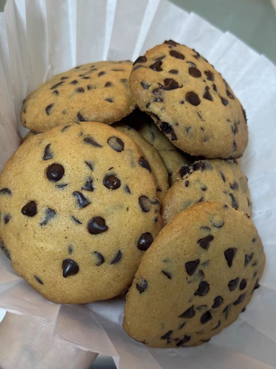 deepm622380's tweet photo. Just pulled these warm chocolate chip cookies from the oven—chewy edges, melty centers, and the whole kitchen smells like pure joy!  #BakingMagic https://t.co/koQaIRNsyL