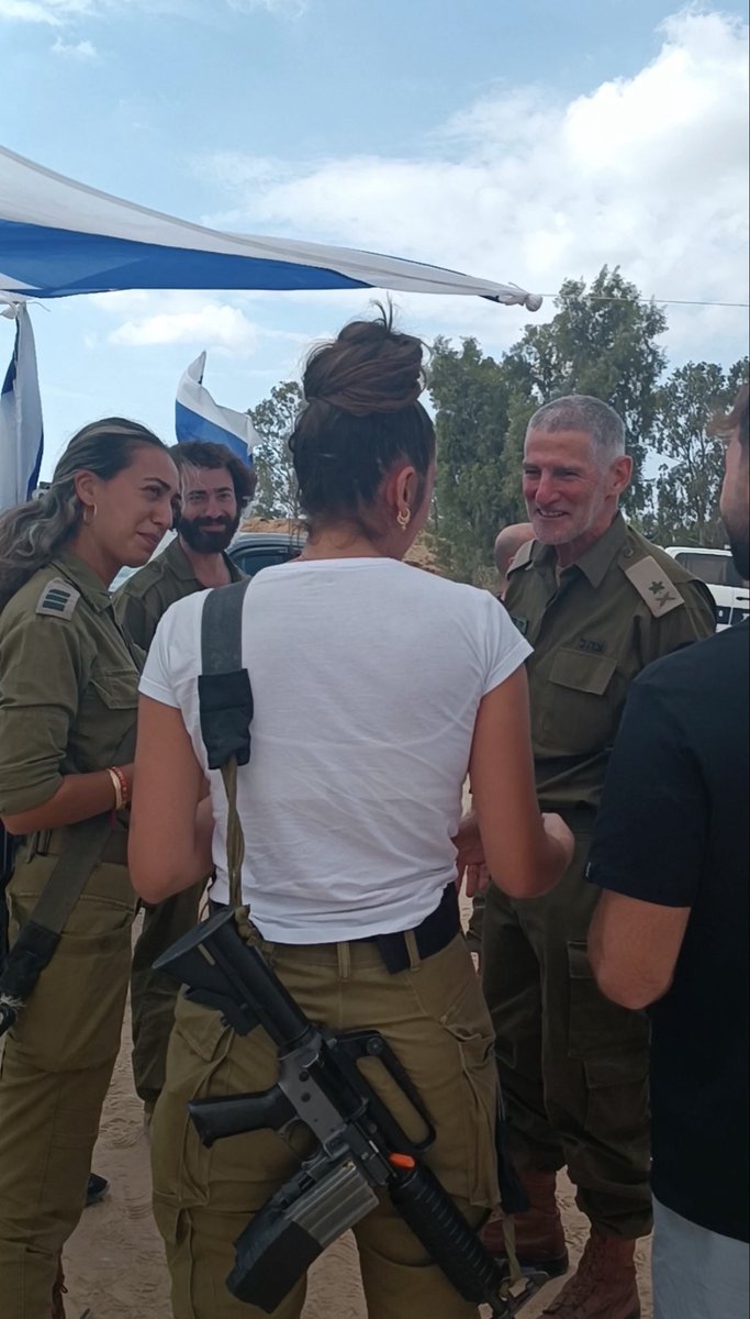 ShannaOrlik's tweet photo. כולם כבר יודעים איפה האלוף במיל׳ יאיר גולן היה ב-7.10. אבל האם אתם יודעים איפה הוא היה ב-12.10 ובימים שאחרי?

אני יודעת, כי הייתי איתו. וזה הכי רחוק מהווילה של יועציו של נתניהו.

עברנו בלי הפסקה בין חקלאים שנשארו לבד במושבים ובקיבוצים, דוכנים למען חיילים ומלונות מפונים. 

בכל מקום יאיר שאל: ״מה אתם צריכים? מי עוזר לכם?״ 
הוא הקשיב, חיבק, תמך והתקשר לכל מי שיכול היה להשיג תשובות או לסייע.

ובכל מקום שמענו את אותה תשובה: ״אנשים מדהימים עוזרים לנו. אבל אין מדינה״.

יאיר גולן הוא מנהיג וגיבור. הוא בדיוק מה שהמדינה הזאת צריכה
