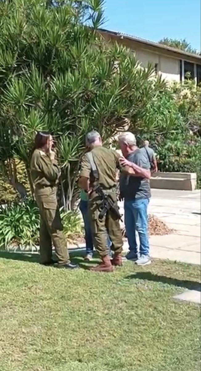 ShannaOrlik's tweet photo. כולם כבר יודעים איפה האלוף במיל׳ יאיר גולן היה ב-7.10. אבל האם אתם יודעים איפה הוא היה ב-12.10 ובימים שאחרי?

אני יודעת, כי הייתי איתו. וזה הכי רחוק מהווילה של יועציו של נתניהו.

עברנו בלי הפסקה בין חקלאים שנשארו לבד במושבים ובקיבוצים, דוכנים למען חיילים ומלונות מפונים. 

בכל מקום יאיר שאל: ״מה אתם צריכים? מי עוזר לכם?״ 
הוא הקשיב, חיבק, תמך והתקשר לכל מי שיכול היה להשיג תשובות או לסייע.

ובכל מקום שמענו את אותה תשובה: ״אנשים מדהימים עוזרים לנו. אבל אין מדינה״.

יאיר גולן הוא מנהיג וגיבור. הוא בדיוק מה שהמדינה הזאת צריכה