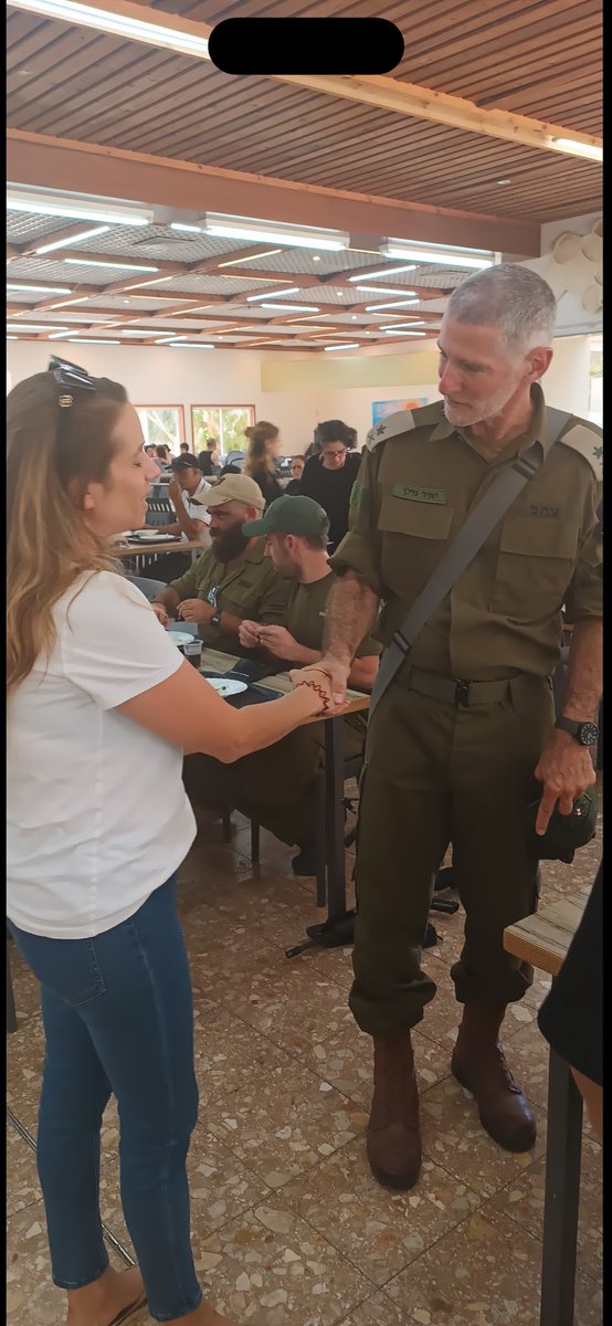 ShannaOrlik's tweet photo. כולם כבר יודעים איפה האלוף במיל׳ יאיר גולן היה ב-7.10. אבל האם אתם יודעים איפה הוא היה ב-12.10 ובימים שאחרי?

אני יודעת, כי הייתי איתו. וזה הכי רחוק מהווילה של יועציו של נתניהו.

עברנו בלי הפסקה בין חקלאים שנשארו לבד במושבים ובקיבוצים, דוכנים למען חיילים ומלונות מפונים. 

בכל מקום יאיר שאל: ״מה אתם צריכים? מי עוזר לכם?״ 
הוא הקשיב, חיבק, תמך והתקשר לכל מי שיכול היה להשיג תשובות או לסייע.

ובכל מקום שמענו את אותה תשובה: ״אנשים מדהימים עוזרים לנו. אבל אין מדינה״.

יאיר גולן הוא מנהיג וגיבור. הוא בדיוק מה שהמדינה הזאת צריכה