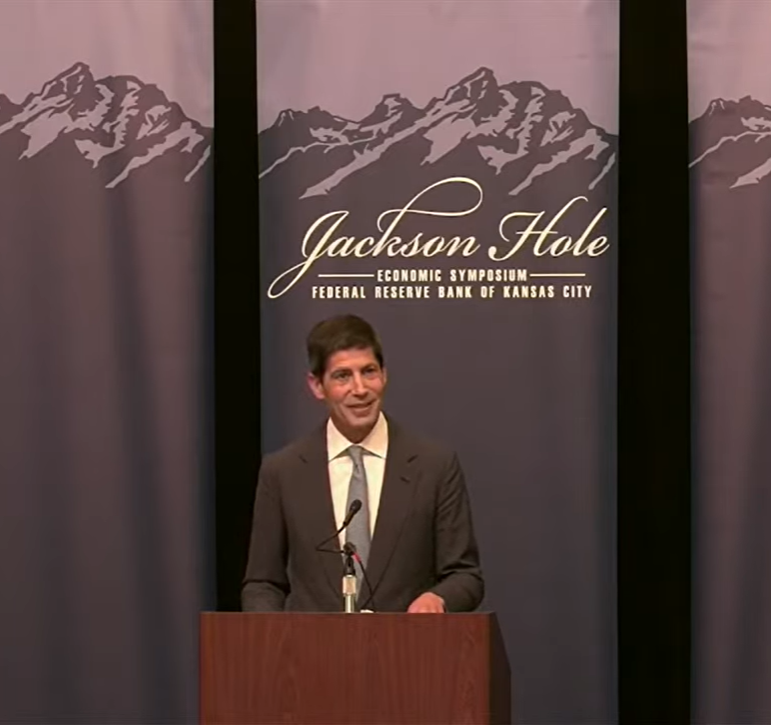 MatiasScalbi's tweet photo. 🔥 WARSH REABRIÓ LA PUERTA A SUBIR TASAS. NO PUSO FECHA. EL BONO A 2 AÑOS LE CREYÓ 

TE EXPLICO QUÉ DIJO EN JACKSON HOLE Y CÓMO AFECTA TUS INVERSIONES

LECTURA OBLIGATORIA para entender la macro de USA y poder invertir

GUARDA este post así lo lees tranquilo el finde y te preparás para todo escenario

Los hechos primero. Kevin Warsh, presidente de la Reserva Federal, dio hoy su primer discurso grande en Jackson Hole. No anunció una suba. No puso calendario. Dijo algo más pesado: si no puede estar seguro de que la inflación de fondo va al 2% con claridad y a suficiente velocidad, “tenemos trabajo por hacer”, y sonó muy fuerte

Eso, en el idioma de un banco central que se niega a dar pistas, es reabrir la puerta. El mercado lo partió en dos, otra vez

El bono a 2 años, el que más sigue a la Fed, se fue a 4.308%, unos 7 puntos básicos más en el día. En FedWatch la probabilidad de una suba de 0.25 en septiembre saltó a 57.4% desde 35.4% de ayer, y el hold, que era el escenario base, quedó en 42.6%

El bono a 30 años no lo acompañó y bajó a 5.176%, mientras el bono a 10 años se quedó en 4.684% y el DXY, el índice del dólar, rebota a 99.45, +0.32%. El oro cede a 4,564, -0.83%, Bitcoin a 79,470, -1%, y el S&P sube 0.60% a 7,766. No fue un dump de riesgo. Fue un ajuste de riesgos

ANTES DE SEGUIR, EL MECANISMO

La Fed fija UNA sola tasa, la de cortísimo plazo entre bancos, hoy en 3.50 - 3.75. Todas las demás las pone el mercado comprando y vendiendo bonos del Tesoro. El bono a 2 años dice qué se espera de la Fed en los próximos meses, y el bono a 10 años y el bono a 30 años cobran por prestar durante años o décadas, porque su gran miedo es la inflación y el gasto del gobierno

El 29 de julio expliqué el plan de Warsh con su propia frase: las tasas de mercado ya estaban más altas que 42 días antes, y él lo celebraba. Tercerizó el ajuste. Dejó que el mercado hiciera el trabajo sucio para no tener que subir él la tasa oficial

Hoy ese plan se le complicó

QUÉ DIJO, SENCILLO

Tres bloques. Inflación, economía y condiciones financieras, que es qué tan fácil o caro está pedir prestado en el mercado, no solo la tasa de la Fed

1. Inflación

El objetivo de 2% medido por el PCE, el índice de precios que mira la Fed, distinto del CPI de los titulares, es “firme e inamovible”. El PCE va 3.7% en doce meses y 4.1% anualizado en seis meses, y el 54% de la canasta todavía sube más de 3%. Los datos del verano fueron mejores de lo esperado, “pero no me dicen que las tendencias de fondo hayan mejorado de verdad”. La responsabilidad de 65 meses de inflación alta, dijo, es del banco central

2. Economía

Se fortaleció. El consumidor gasta, el desempleo está en 4.1%, pleno empleo para él, y la inversión de las empresas, el capex, sube al ritmo más alto desde 2021, cerca de 9% en equipos e intangibles. Más de la mitad de ese salto, dijo, es la construcción de IA. Las ganancias del S&P 500 crecieron más de 20% en el año y los márgenes están altos para la historia. No está describiendo una economía que necesita recortes

3. Condiciones financieras

Acá está la frase del día. Le resulta “difícil” describirlas como restrictivas. Los spreads de crédito, el extra que pagan las empresas sobre el Tesoro, están en la parte baja de la historia, y hoy el high yield sigue en 2.67, casi sin moverse. Los bancos relatan estándares fáciles y el crédito no muestra que la política esté apretando, o sea que el mercado no le está haciendo el trabajo sucio en las empresas. Por eso el ajuste se fue al bono a 2 años y no al crédito corporativo

Cerró el círculo que él mismo había abierto en julio: las tasas cortas son la herramienta principal y el forward guidance, las pistas sobre lo que va a hacer, “se quedó más tiempo del que debía”. No te va a decir la fecha. Te dice el estándar: confianza en que la inflación de fondo va al 2%, clara y rápido. Si no, hay trabajo

LA CURVA SE PARTIÓ, OTRA VEZ

El 29 de julio el bono a 2 años bajó porque el mercado le creyó la calma y le sacó la suba de septiembre del precio, mientras el bono a 30 años subía a máximos desde 2007. Hoy es el espejo: el bono a 2 años sube porque vuelve a pricear una Fed que puede endurecer, el bono a 30 años baja, y el diferencial entre el 2 años y el 10 años se achica a unos 38 puntos básicos. La curva se aplana porque el corto se pone nervioso y el largo no lo valida

Eso no es un recorte ni un hold cómodo. Es la suba sentada otra vez en la mesa, sin fecha, y un tramo largo que sigue en otra película, la del fisco, las recompras y el 5.33% de la semana pasada. De 5.337% al 5.176% de hoy hay alivio, no hay capitulación del policía fiscal. Hay dos Washington

El S&P y el Nasdaq suben 0.60% y 0.56% porque Warsh no tiró una suba para el 16 de septiembre: sacó las pistas y dejó un estándar, y las grandes lo pueden alquilar. El Russell, las chicas, cae 0.63%, porque cuando encarece el bono a 2 años duele más abajo en la capitalización. El VIX en 14.3 te dice que no hay pánico, hay rotación

DOS FOTOS DE LA INFLACIÓN

El 12 de agosto, con el CPI, escribí que la inflación que la Fed puede controlar ya estaba donde tenía que estar y que lo caro era la energía de la guerra. Anualicé tres meses de core y me daba debajo del 2%, y con eso dije que se moría el escenario de una Fed subiendo

Warsh hoy miró otra foto. No el CPI de los titulares, sino el PCE a 3.7% y 4.1% en seis meses, la amplitud de la canasta y la velocidad. Concedió el verano mejor de lo esperado y igual dijo que el de fondo no mejoró, y esa es la vara que va a usar el 16 de septiembre, no la cuenta de tres meses que hice yo

Lo honesto: mi lectura del 12 de agosto queda puesta a prueba. Si el próximo dato de precios le da la razón a la foto del PCE, la suba deja de ser puerta y pasa a ser camino. Si le da la razón a la core enfriándose, el hold aguanta y esto fue un discurso para no perder el 2%

LA TENSIÓN CON EL TESORO

Warsh pidió señales de mercado “lo más sin filtro posible”: precios de activos, Tesoro, dólar, crédito, commodities. La semana pasada el Tesoro, con Bessent, salió a tapar el bono a 30 años con recompras, y Druckenmiller le escribió que eso era manejar el precio, no la liquidez

Hoy se ve en el gráfico. El banco central mueve el bono a 2 años y el bono a 30 años no le copia. Si Warsh endurece de verdad y Bessent sigue comprando el tramo largo, vas a tener tasa corta para arriba y tasa larga administrada, y esa curva es un lío para todo lo que vale por flujos lejanos

CÓMO PUEDE PEGARTE EN TUS INVERSIONES

Esto no es una recomendación de comprar ni vender nada. Es por dónde llega el impacto

Si tu mundo es tasa corta, un money market o el bono a 2 años, hoy el mercado te volvió a cobrar la Fed. 4.308% no es pánico, es la suba de septiembre otra vez en el precio

Si tenés onzas, un Warsh más duro con la inflación y el DXY a 99.45 es viento en contra táctico. El oro a 4,564 cede 0.83% después de haber corrido mucho en agosto con el relato del Tesoro tapando el bono a 30 años, y eso no se borra en un discurso, pero se frena si el bono a 2 años sigue subiendo y el dólar recupera 99 con ganas

Si tenés Bitcoin, 79,470 y cerca de -1%, es el mismo canal con más agresividad. La semana pasada se fue a 80 mil con liquidez y dólar flojo, y un dólar que se afirma más una Fed que reabre la suba le sacan nafta al relato. No lo mata, lo pone más nervioso

Si tenés CEDEARs de tecnología, empresas cuyos flujos grandes llegan en diez años, vivís de rehén de las dos puntas. El Nasdaq aguanta +0.56% porque no hubo fecha de suba, el Russell no. Si el bono a 2 años sigue hacia 4.37%, el high de este tramo, duele más. El lunes 18, cuando el bono a 30 años se fue a 5.33%, esas fueron las que más cayeron. Hoy el largo aflojó y el corto apretó, y el régimen no cambió: son el activo más nervioso, no el más limpio

Tres niveles para no mezclar. 42.6% de hold en FedWatch es que todavía puede no hacer nada el 16 de septiembre. 57.4% de suba es que el mercado ya no se la cree como ayer. Un bono a 2 años arriba de 4.30% con el bono a 30 años otra vez en 5.30 sería las dos Washington empujando para lados distintos. Hoy estás en 4.31 y 5.18: Fed en el corto, alivio todavía en el largo

QUÉ ESPERAR HASTA EL 16 DE SEPTIEMBRE

Tres caminos, los mismos de julio, actualizados

Si el próximo dato de precios confirma que el de fondo no mejoró, la suba deja de ser puerta. Warsh ya escribió el estándar hoy y no necesita anunciarla en Jackson Hole para ejecutarla en la reunión

Si los precios siguen como el verano, mejor de lo esperado, el hold aguanta. Él mismo dijo que en julio la buena mayoría pensó que esperar era más sabio, y puede repetir esa frase el 16. El S&P de hoy está apostando a eso

Si el Tesoro sigue tapando el bono a 30 años y la Fed reabre el corto, la curva se aplana o se tuerce. Eso no es recorte, es un banco central apretando y un fisco aflojando al mismo tiempo, y el gráfico de 2 años contra 30 años es esa foto

El 9 de septiembre empiezan las recompras más grandes del Tesoro y el 16 vota la Fed. Diez días. El discurso de hoy no te dice qué hace el 16, te dice con qué vara lo va a juzgar: no el titular de un mes, la inflación de fondo y si el crédito de verdad está caro

Lo digo con cuidado, pero lo digo. Warsh no fue tibio y no fue preciso, fue las dos cosas a la vez, a propósito: sacó las pistas y dejó un estándar. Personalmente ME ENCANTÓ y esto es tener los huevos bien puestos, demostrando que no es títere de nadie (o no tan) 

El 29 de julio el mercado le creyó la calma en el bono a 2 años y hoy no, y el bono a 30 años no le regaló el 5.33%. MIENTRAS el bono a 2 años no vuelva abajo de 4.20 y FedWatch no le saque la suba del precio, el escenario de “la Fed ya no sube” que armé el 12 de agosto queda en pausa. Si el dato de precios le da la foto del PCE, lo reescribo. Si le da la core enfriándose, el hold vuelve a ser base

Esto no es asesoramiento financiero. Es puramente educativo y para que entendamos juntos qué dijo Warsh, qué cambió respecto de julio y por dónde te llega a lo que tenés

Espero que te haya servido el análisis si es así apreciaría que le des amor al post, así seguimos a full motivado para compartir lo importante del mercado día a día 

Abrazo a todos